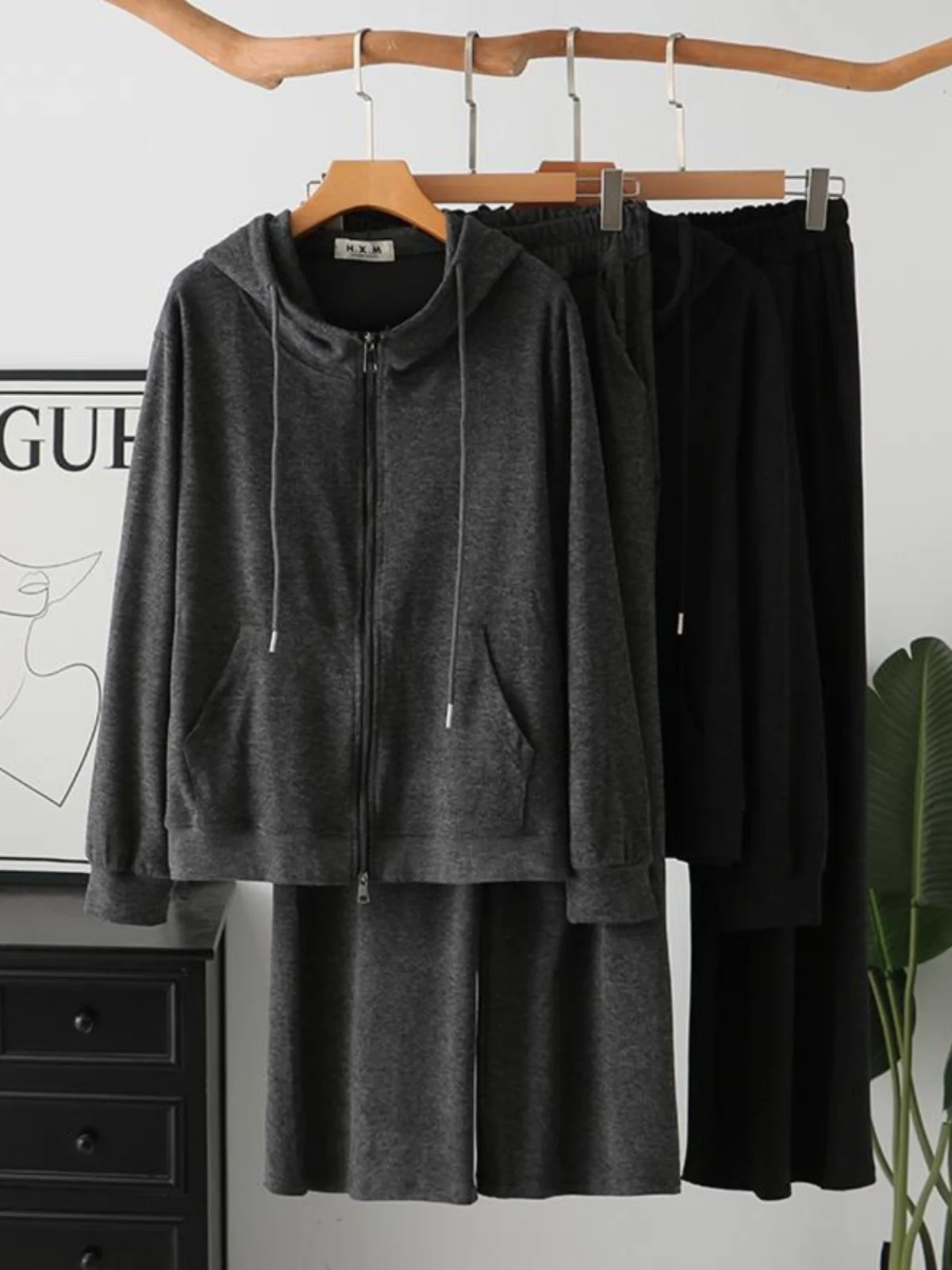Winter 2024 Women's plus Size Casual Sportswear Set Thickened Fleece Zipper Hoodie Pants Two-Piece Suit Comfortable Active Wear
Winter 2024 Women's plus Size Casual Sportswear Set Thickened Fleece Zipper Hoodie Pants Two-Piece Suit Comfortable Active Wear