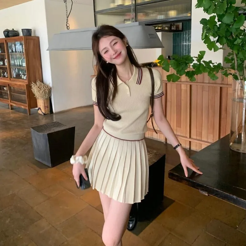 Sweet Women Skirt Set Contrasting Color Lapel Short-sleeved Knitted Sweater Korean Fashion Pleated A-line Skirts Two-piece Sets
Sweet Women Skirt Set Contrasting Color Lapel Short-sleeved Knitted Sweater Korean Fashion Pleated A-line Skirts Two-piece Sets