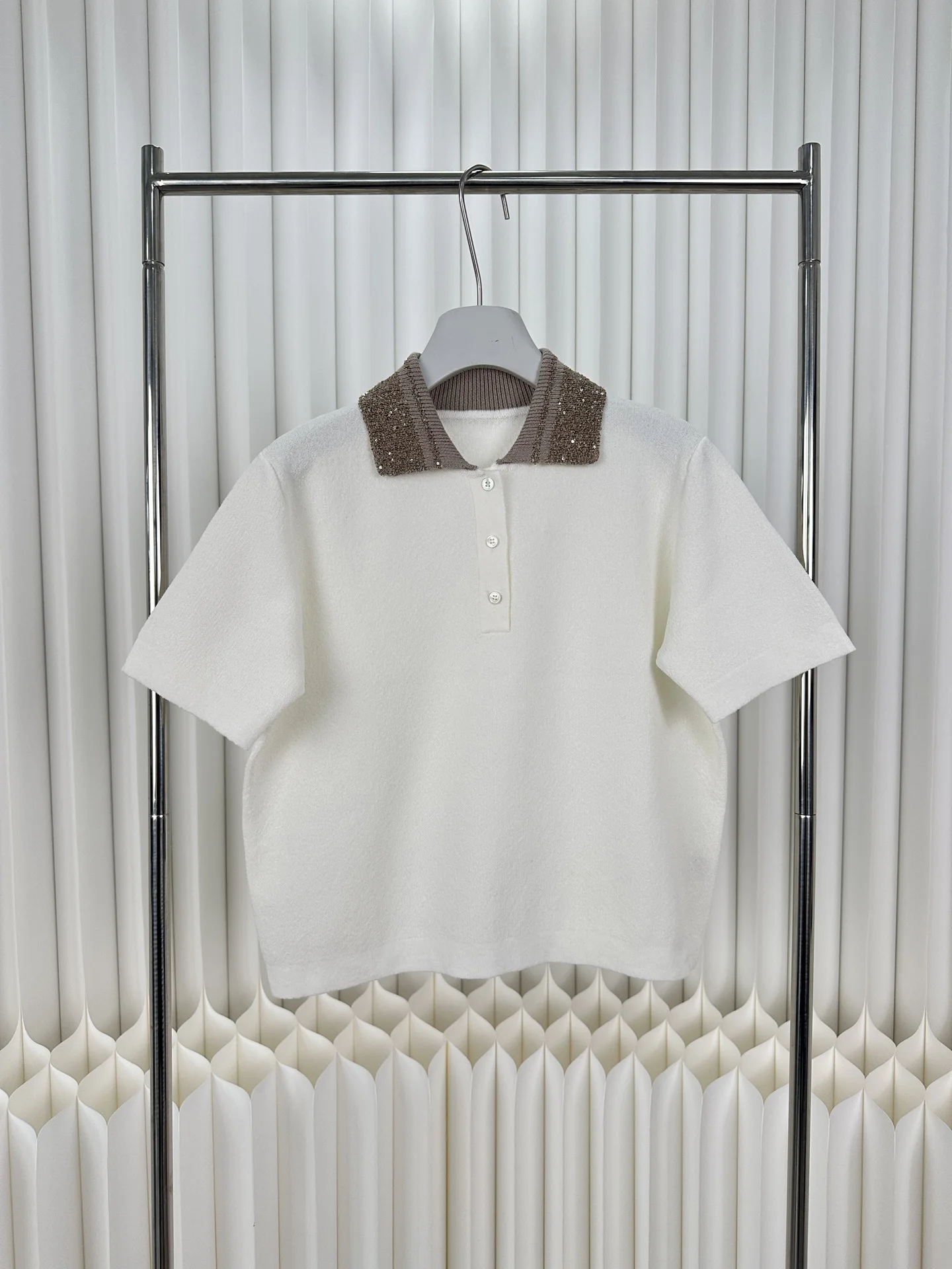 Spring/Summer 2026 Women's Wear: Elegant Sequin-Embellished Short-Sleeve Knit Top with Polo Collar
Spring/Summer 2026 Women's Wear: Elegant Sequin-Embellished Short-Sleeve Knit Top with Polo Collar