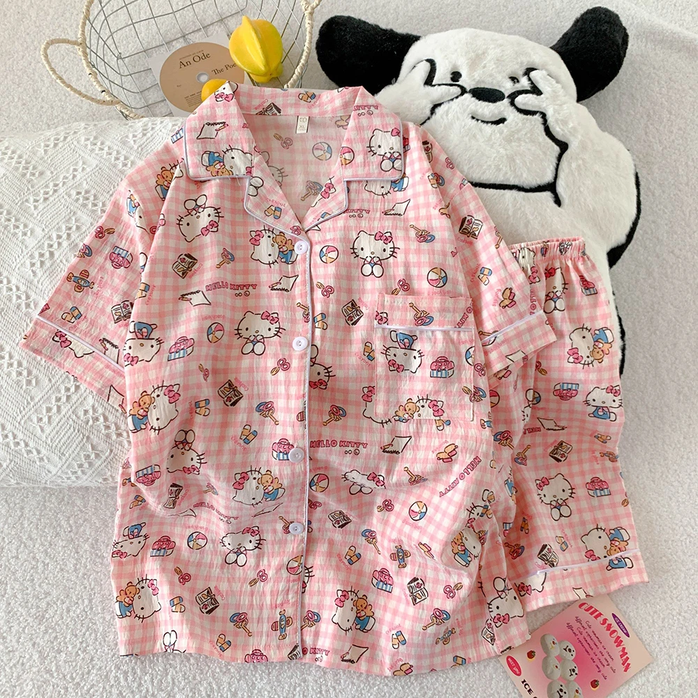 Комплект женской пижамы Hello Kitty из 2 предметов: летний, с модным принтом Sanrio Anime, с воротником, коротким рукавом, мягкий, милый, в стиле Y2K, повседневный, тонкий, для дома
Комплект женской пижамы Hello Kitty из 2 предметов: летний, с модным принтом Sanrio Anime, с воротником, коротким рукавом, мягкий, милый, в стиле Y2K, повседневный, тонкий, для дома
