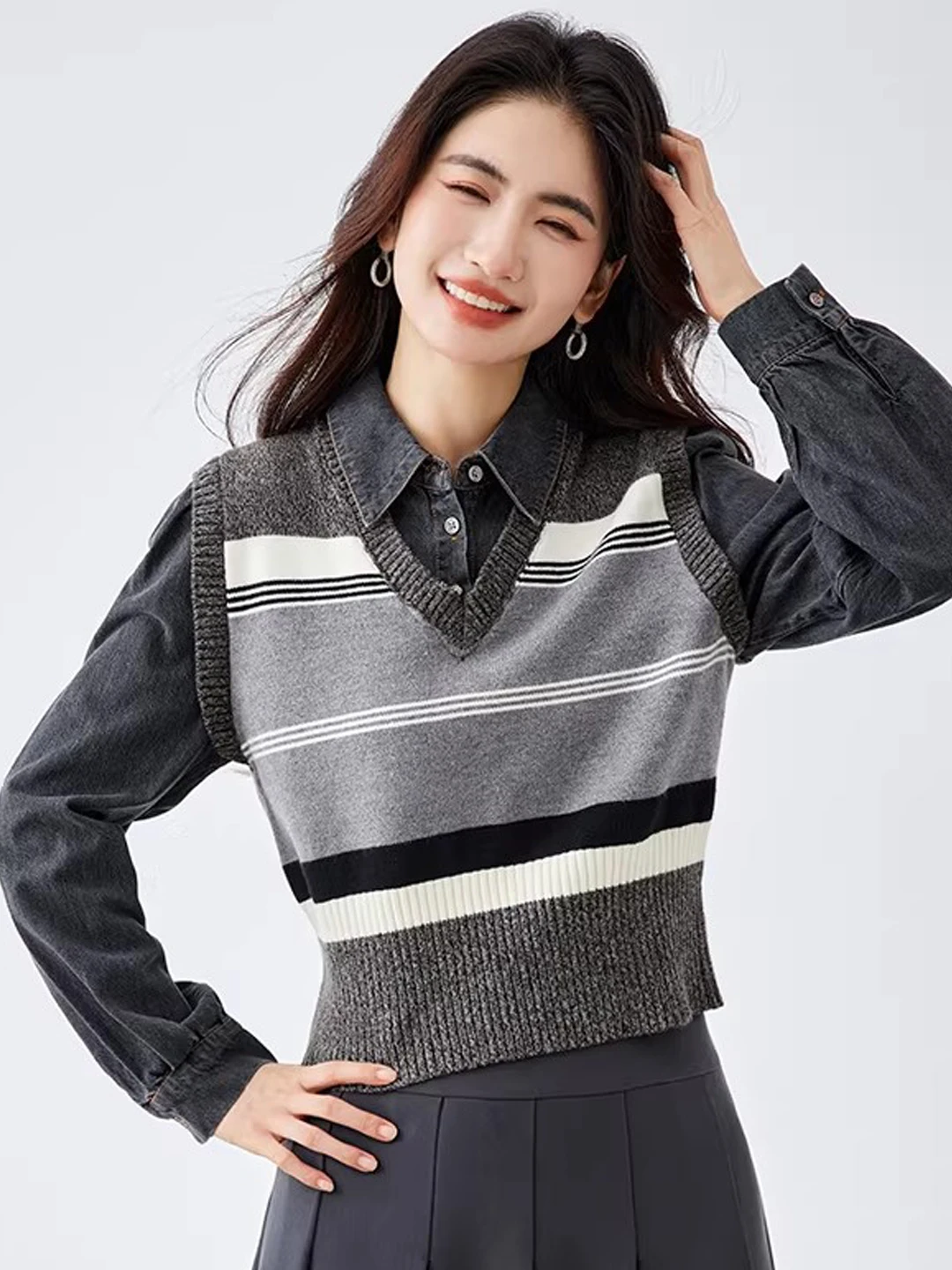 Женский трикотажный топ-обманка под джинсу в стиле колледж, весна 2026, новинка, универсальный, с длинными рукавами, в полоску, с эффектными деталями
Женский трикотажный топ-обманка под джинсу в стиле колледж, весна 2026, новинка, универсальный, с длинными рукавами, в полоску, с эффектными деталями