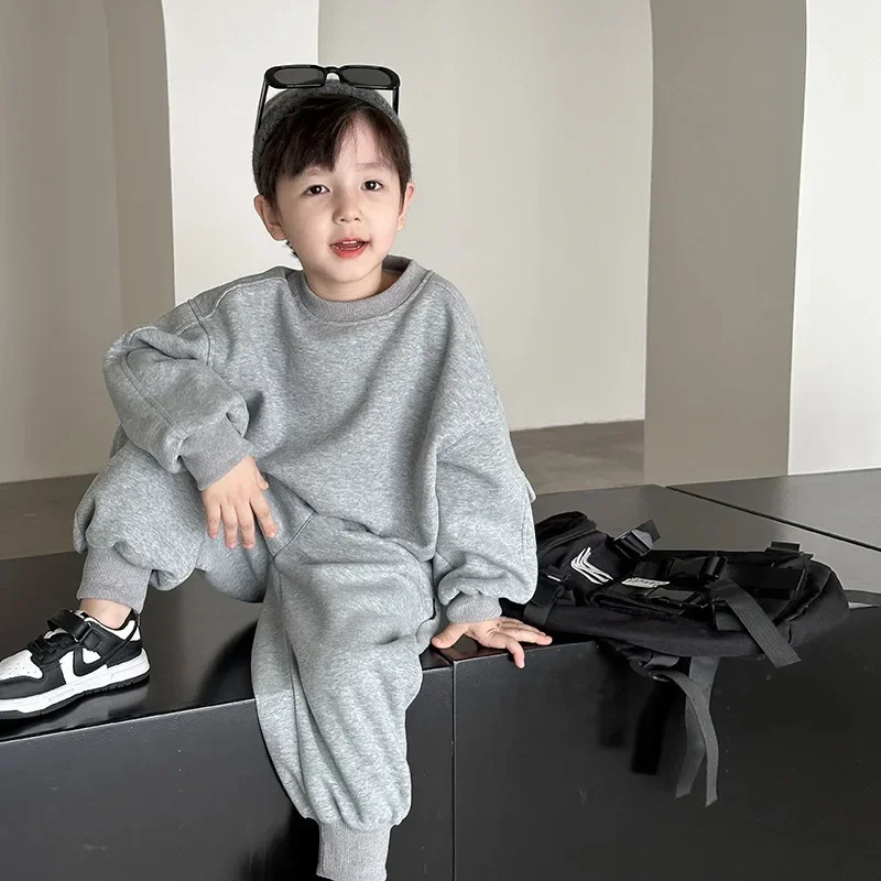 Children Clothing Set 2023 Autumn Handsome Sportswear Set for Boys and Girls Baby Label Pocket Casual Simple Two Piece Set
Children Clothing Set 2023 Autumn Handsome Sportswear Set for Boys and Girls Baby Label Pocket Casual Simple Two Piece Set