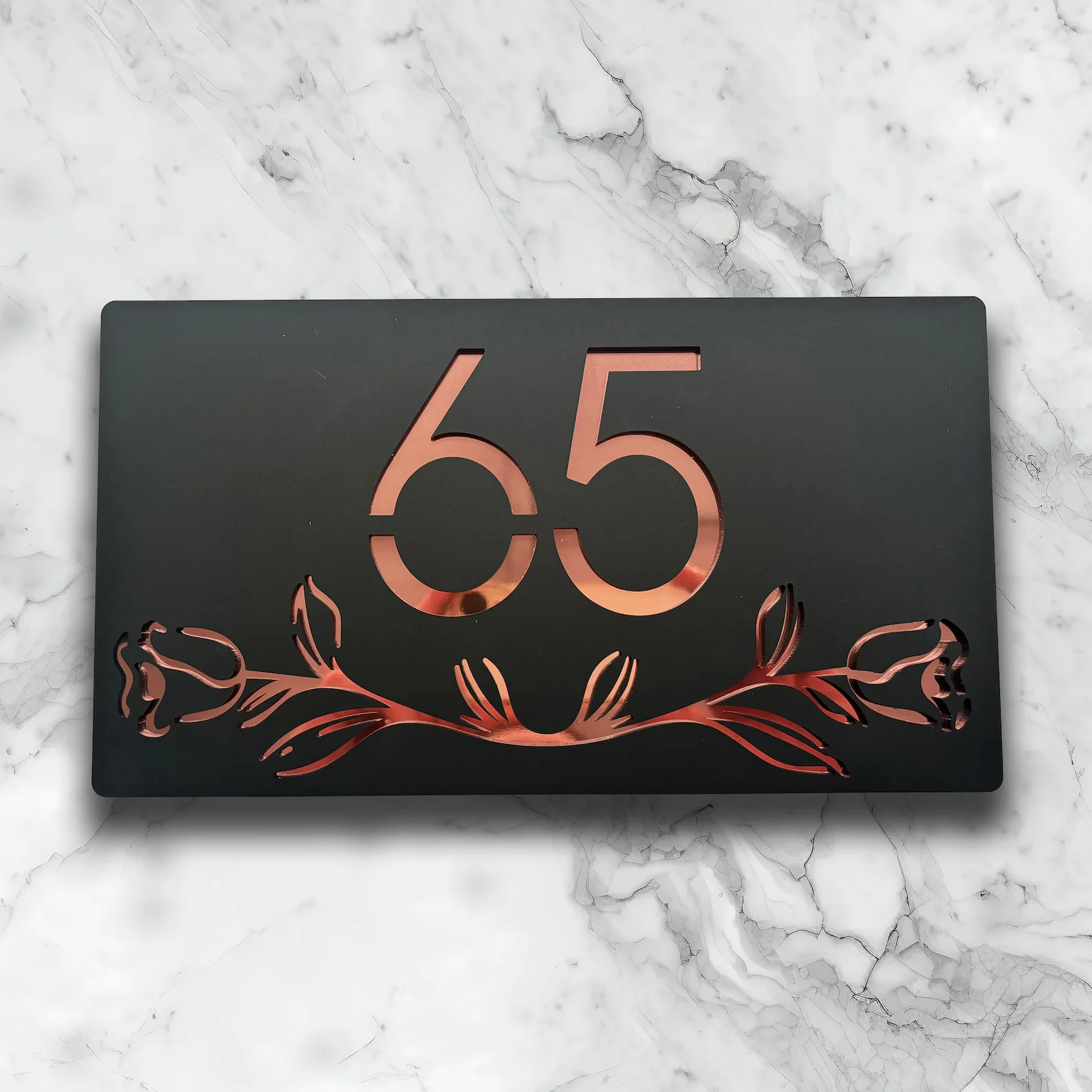 Акриловый номер дома с гравировкой на заказ, розовое золото, черная двухцветная табличка, настенный садовый маркер, цветочный узор, адресная вывеска
Акриловый номер дома с гравировкой на заказ, розовое золото, черная двухцветная табличка, настенный садовый маркер, цветочный узор, адресная вывеска