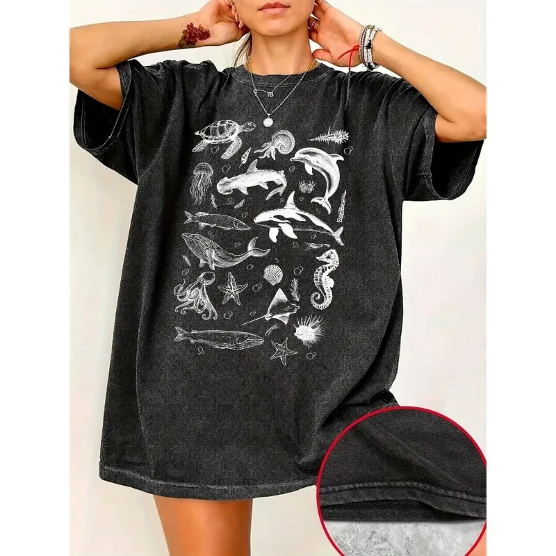 Женская футболка оверсайз с принтом морской природы (киты и морские обитатели) в стиле ретро 90-х – винтажная, с эффектом потертости
Женская футболка оверсайз с принтом морской природы (киты и морские обитатели) в стиле ретро 90-х – винтажная, с эффектом потертости