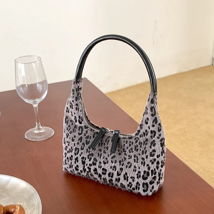 Women handbag leopard print small tote bag Korean version small handbag fashion plush Sigle Shoulder Bag
Women handbag leopard print small tote bag Korean version small handbag fashion plush Sigle Shoulder Bag