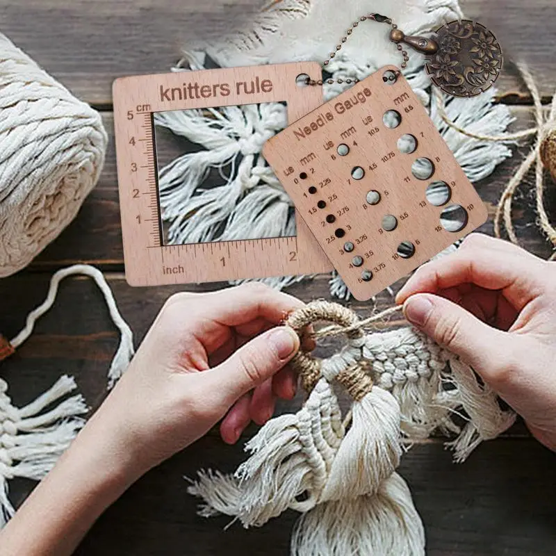 Квадратная направляющая для вязания крючком и пряжи, винтажный инструмент для вязания с прозрачными весами, линейки для шитья, линейка для вязания, портативная и безопасная для
Квадратная направляющая для вязания крючком и пряжи, винтажный инструмент для вязания с прозрачными весами, линейки для шитья, линейка для вязания, портативная и безопасная для