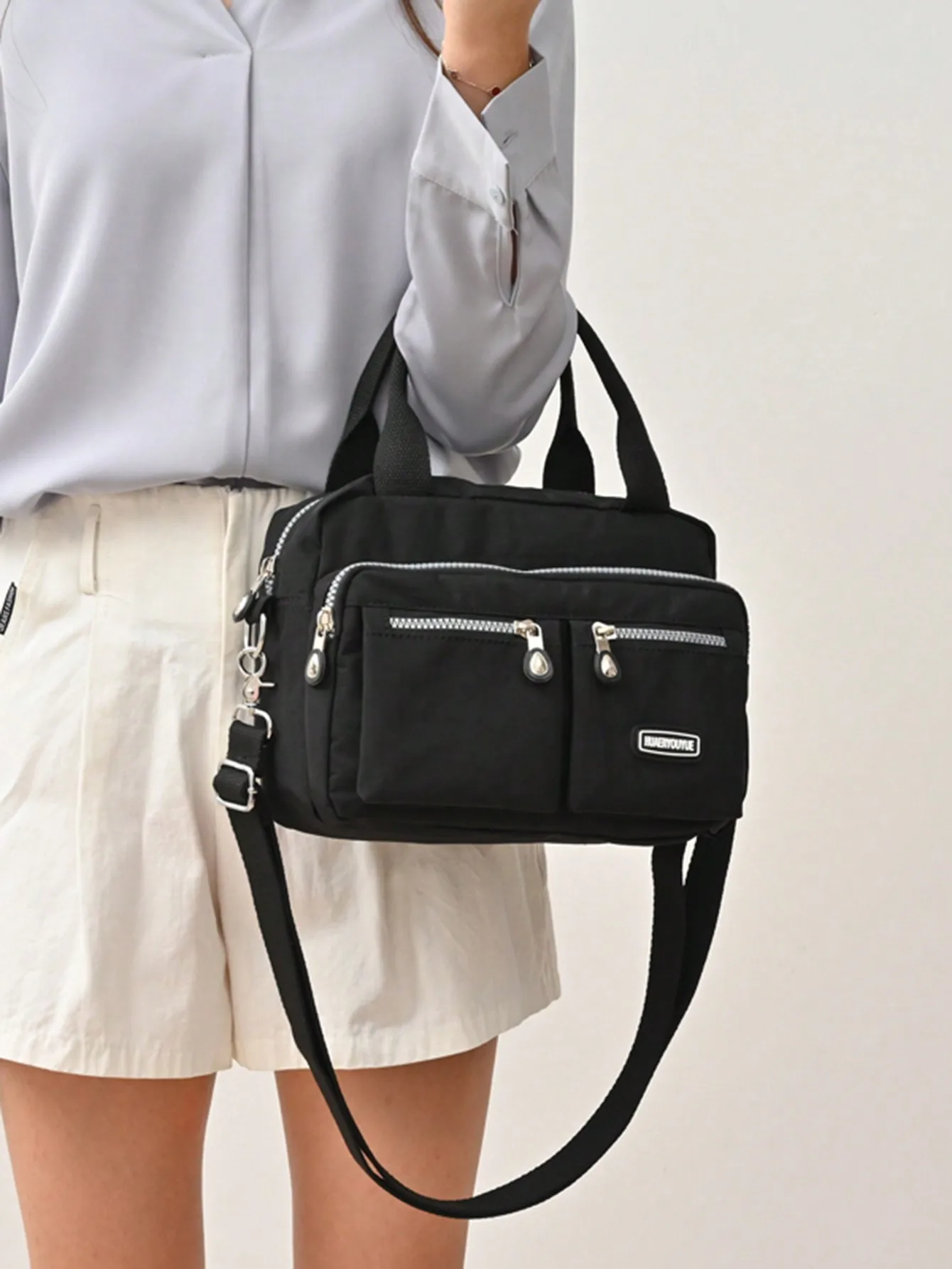 Черная нейлоновая сумка-кроссбоди с несколькими карманами на молнии и регулируемым ремнем
Черная нейлоновая сумка-кроссбоди с несколькими карманами на молнии и регулируемым ремнем