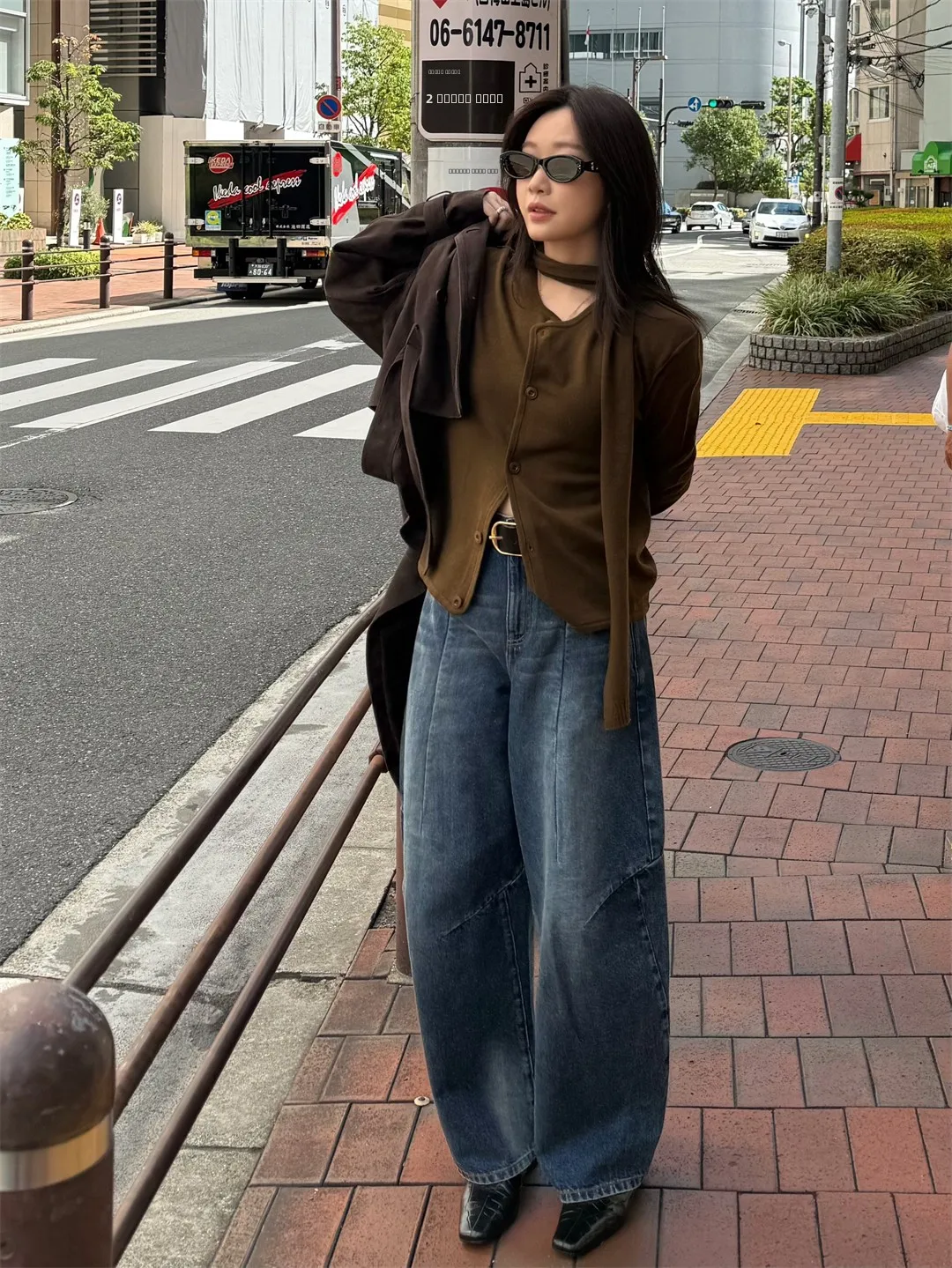 Джинсы с высокой талией и широкими штанинами из денима, модные асимметричные деконструированные джинсы из ткани INE, женские премиум-джинсы
Джинсы с высокой талией и широкими штанинами из денима, модные асимметричные деконструированные джинсы из ткани INE, женские премиум-джинсы