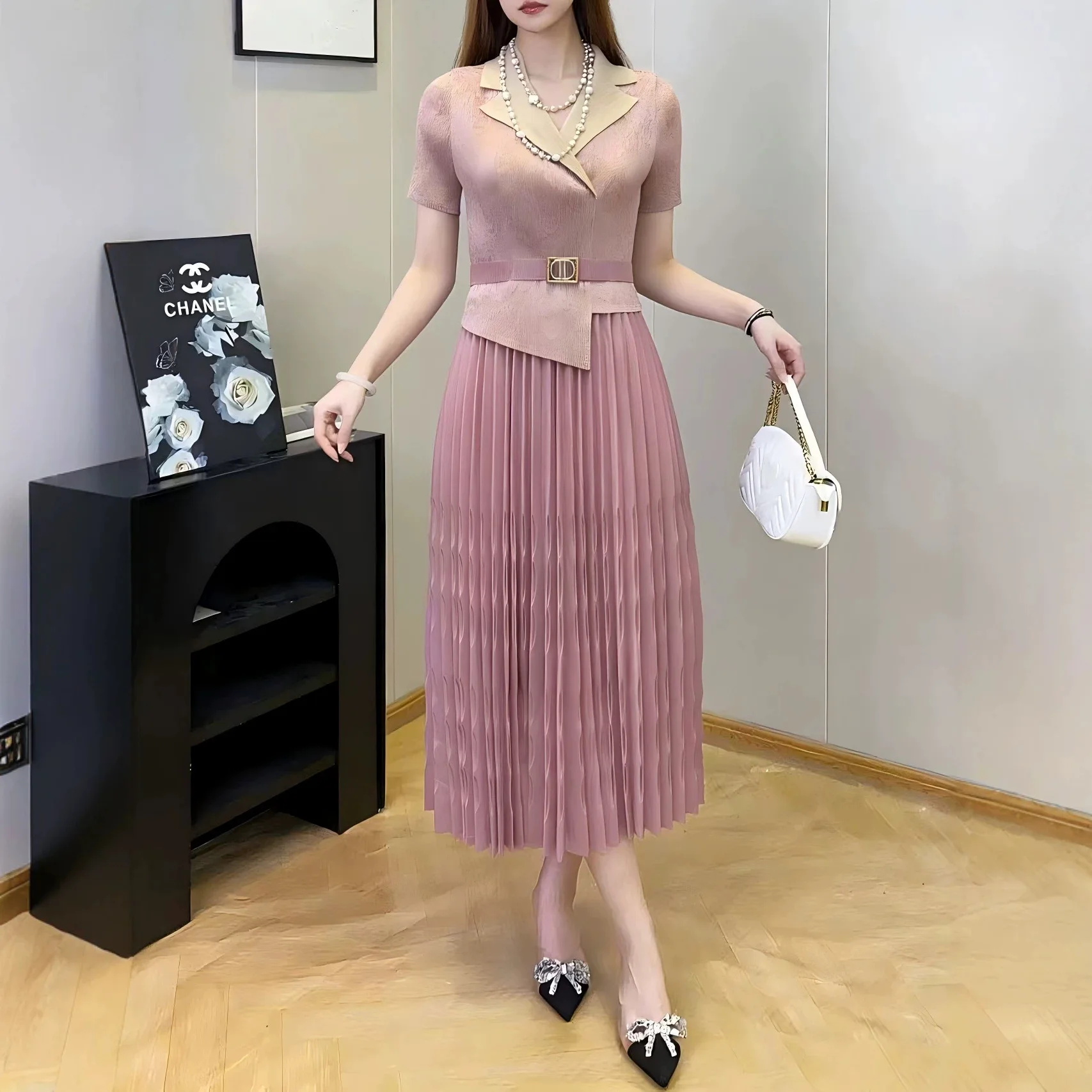 Miyake Pleated Women's Casual Dress 2026 New Solid Color Suit Collar Short-sleeved Loose Fake Two-piece Elegant Dresses
Miyake Pleated Women's Casual Dress 2026 New Solid Color Suit Collar Short-sleeved Loose Fake Two-piece Elegant Dresses