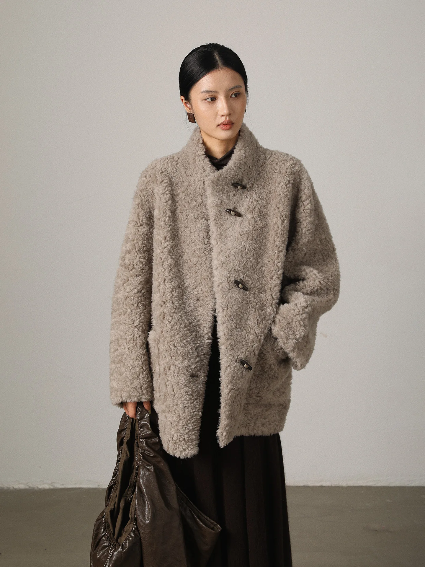 Винтажное роскошное меховое пальто Vimore с пуговицами из рога, воротником-стойкой, вставками из кожи и шерсти, зимняя женская куртка
Винтажное роскошное меховое пальто Vimore с пуговицами из рога, воротником-стойкой, вставками из кожи и шерсти, зимняя женская куртка