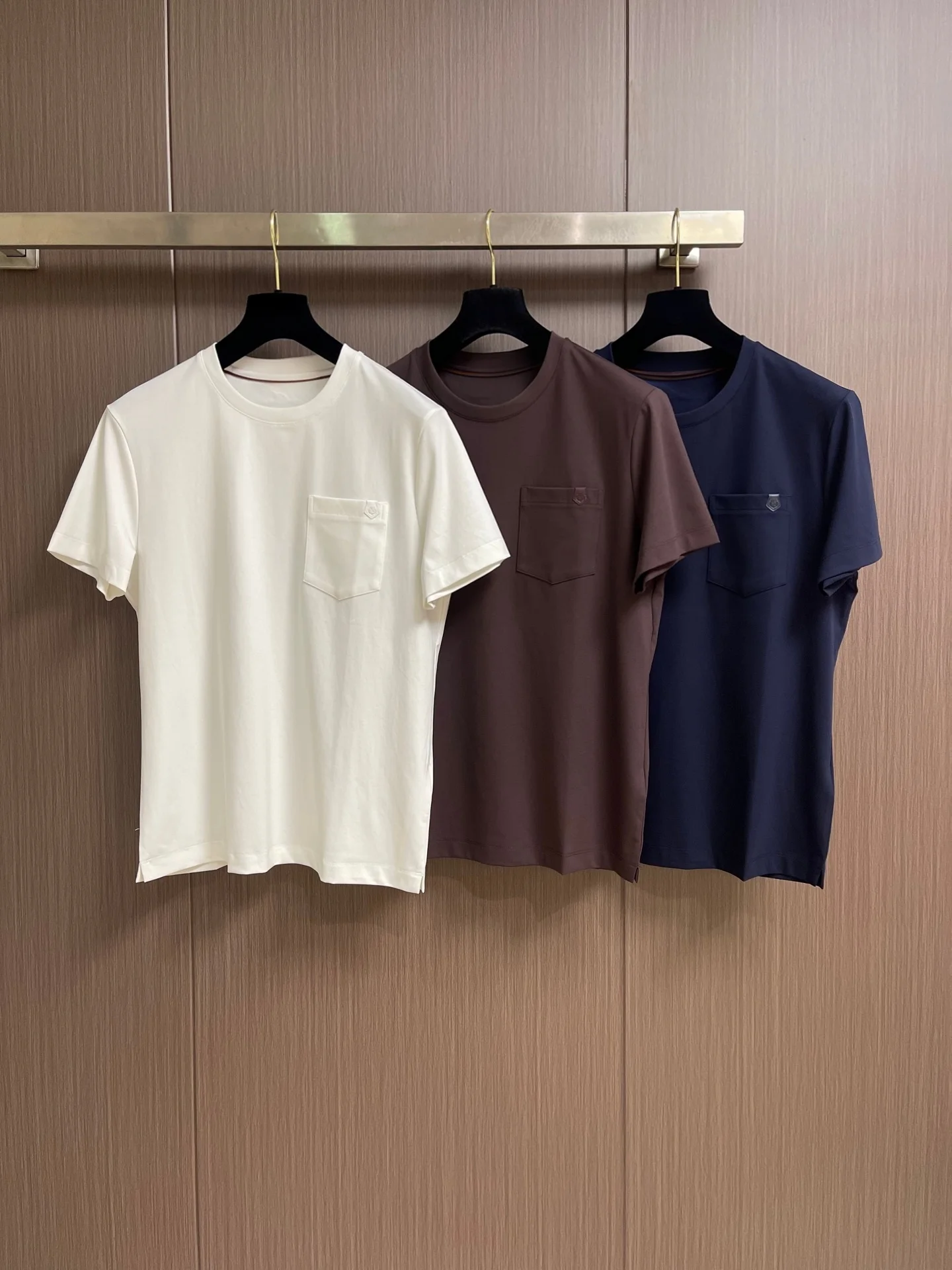 Italian Style Men's Casual T-Shirt Summer 2026 Pocket Design round Neck Short Sleeve Pure Color Slim Fit Cotton Knitted Shirt
Italian Style Men's Casual T-Shirt Summer 2026 Pocket Design round Neck Short Sleeve Pure Color Slim Fit Cotton Knitted Shirt