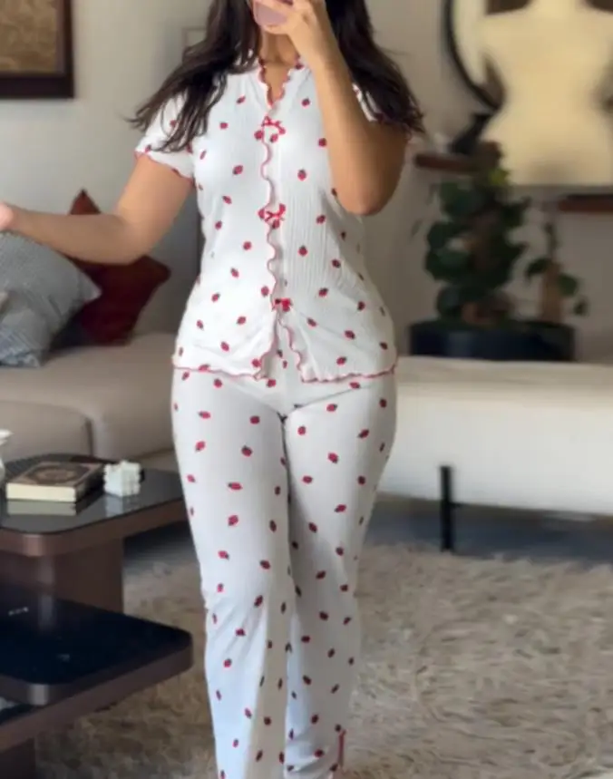 Two Piece Set Women Outfit 2025 Summer Fashion Strawberry Print Stand Collar Short Sleeve T-Shirt & Casual Pants Pajamas Set
Two Piece Set Women Outfit 2025 Summer Fashion Strawberry Print Stand Collar Short Sleeve T-Shirt & Casual Pants Pajamas Set