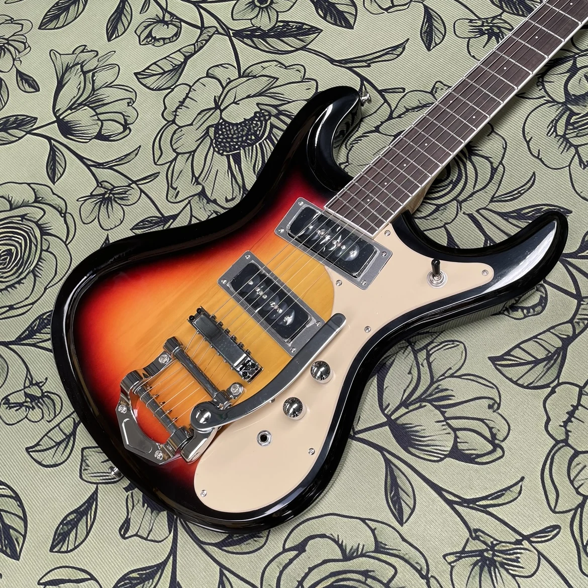 Sunset-colored electric guitar, big tremolo bar with peach heartwood body guitars, vintage rock performance electric guitarra
Sunset-colored electric guitar, big tremolo bar with peach heartwood body guitars, vintage rock performance electric guitarra