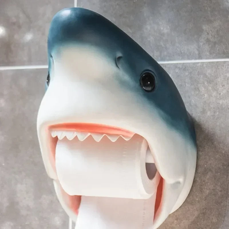 Коробка для салфеток Great White Shark, креативный декор для ванной комнаты, стеллаж для хранения туалетной бумаги, подвесное украшение, держатель для бытовой туалетной бумаги
Коробка для салфеток Great White Shark, креативный декор для ванной комнаты, стеллаж для хранения туалетной бумаги, подвесное украшение, держатель для бытовой туалетной бумаги