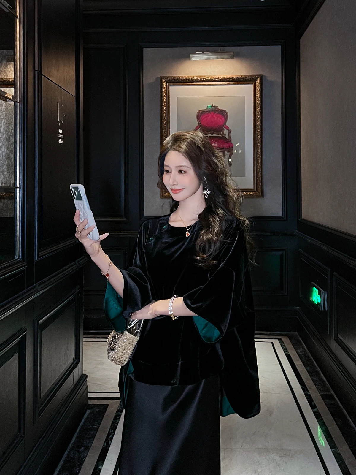 New Chinese Style Silk Velvet Women's Open Cardigan Loose Fit Vintage Spring Autumn Slanted Lapel Gentlewoman's Fashion
New Chinese Style Silk Velvet Women's Open Cardigan Loose Fit Vintage Spring Autumn Slanted Lapel Gentlewoman's Fashion