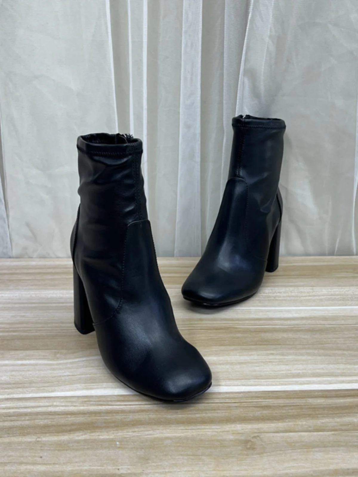 Модные однотонные ботильоны с боковой молнией, женские ботинки на массивном высоком каблуке, облегающие высокие сапоги до колена, весна-осень
Модные однотонные ботильоны с боковой молнией, женские ботинки на массивном высоком каблуке, облегающие высокие сапоги до колена, весна-осень