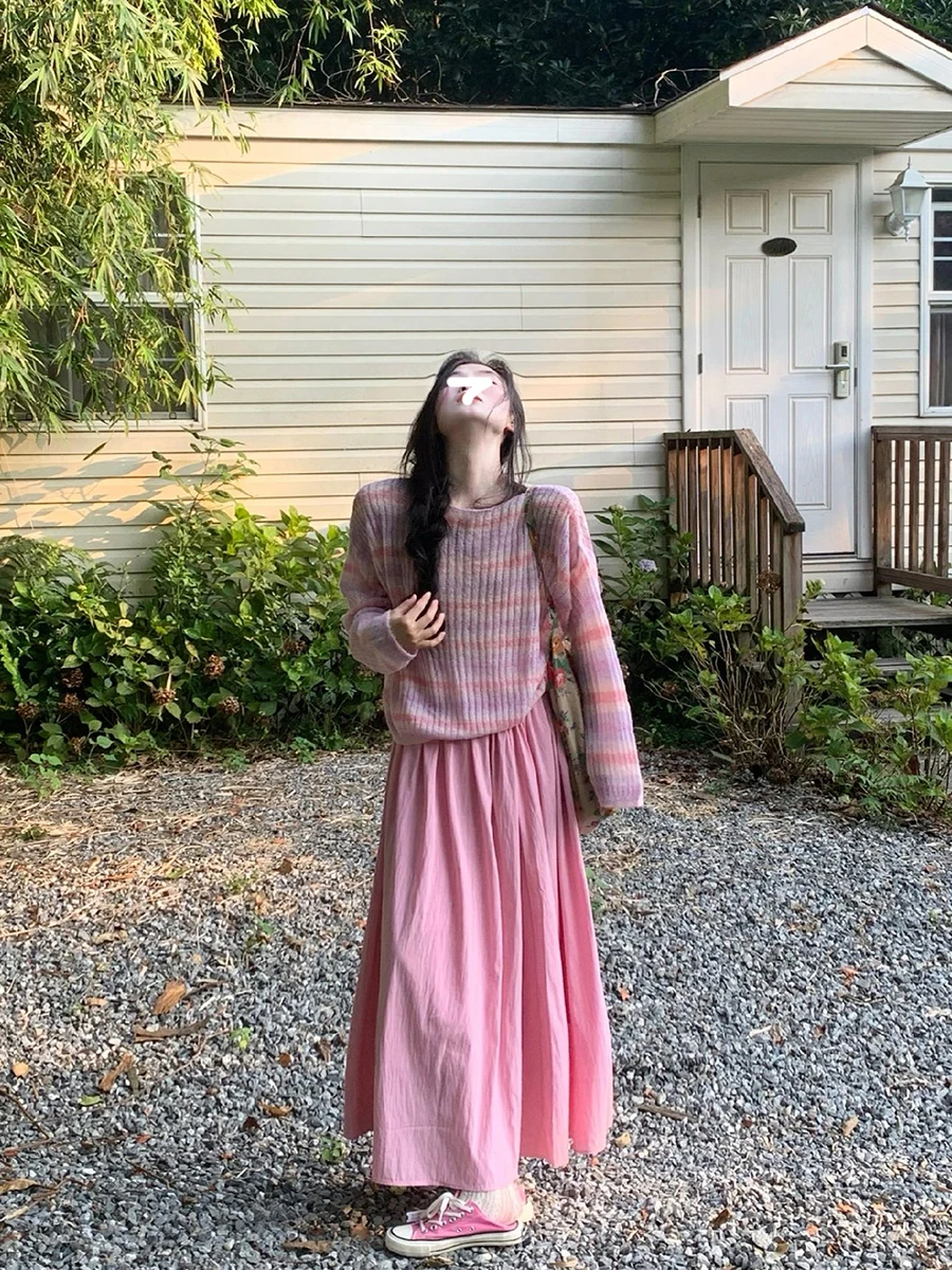 Soft Style Women's Knitted Sweater And Pink Skirt Set Autumn Fashion Color Block Design Long Sleeve round Neck Top
Soft Style Women's Knitted Sweater And Pink Skirt Set Autumn Fashion Color Block Design Long Sleeve round Neck Top