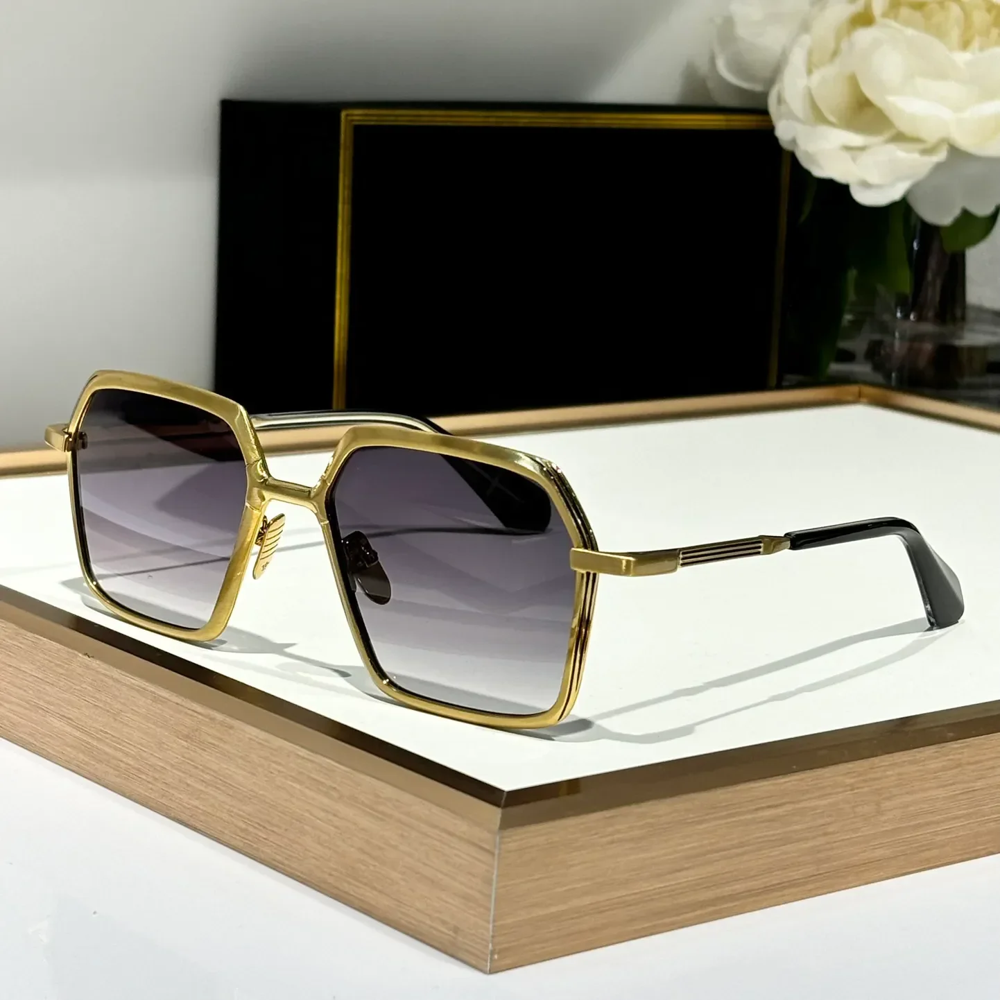 Fashion Sunglasses For Women and Men UGO Style Anti-Ultraviolet Retro Plate Full Frame Special design Glasses Random Box
Fashion Sunglasses For Women and Men UGO Style Anti-Ultraviolet Retro Plate Full Frame Special design Glasses Random Box