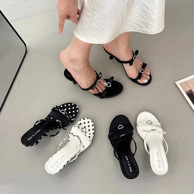 French Polka Dot Bow High Heel One-Strap Women's Sandals 2026 Thin Heel Square Toe Versatile Elegant New Slippers
French Polka Dot Bow High Heel One-Strap Women's Sandals 2026 Thin Heel Square Toe Versatile Elegant New Slippers