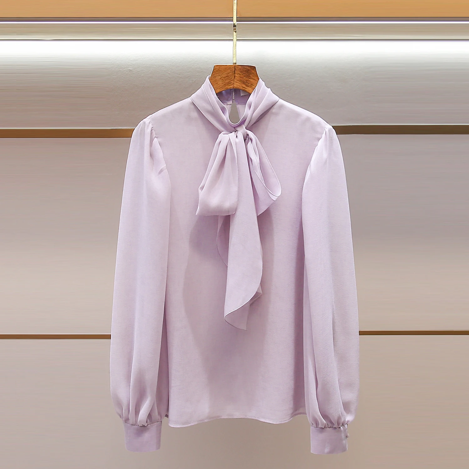 Элегантная женская рубашка с полувысоким воротником и поясом, тонкая, дышащая, комфортная, с длинным рукавом, новинка весенней коллекции South Oil High-End
Элегантная женская рубашка с полувысоким воротником и поясом, тонкая, дышащая, комфортная, с длинным рукавом, новинка весенней коллекции South Oil High-End