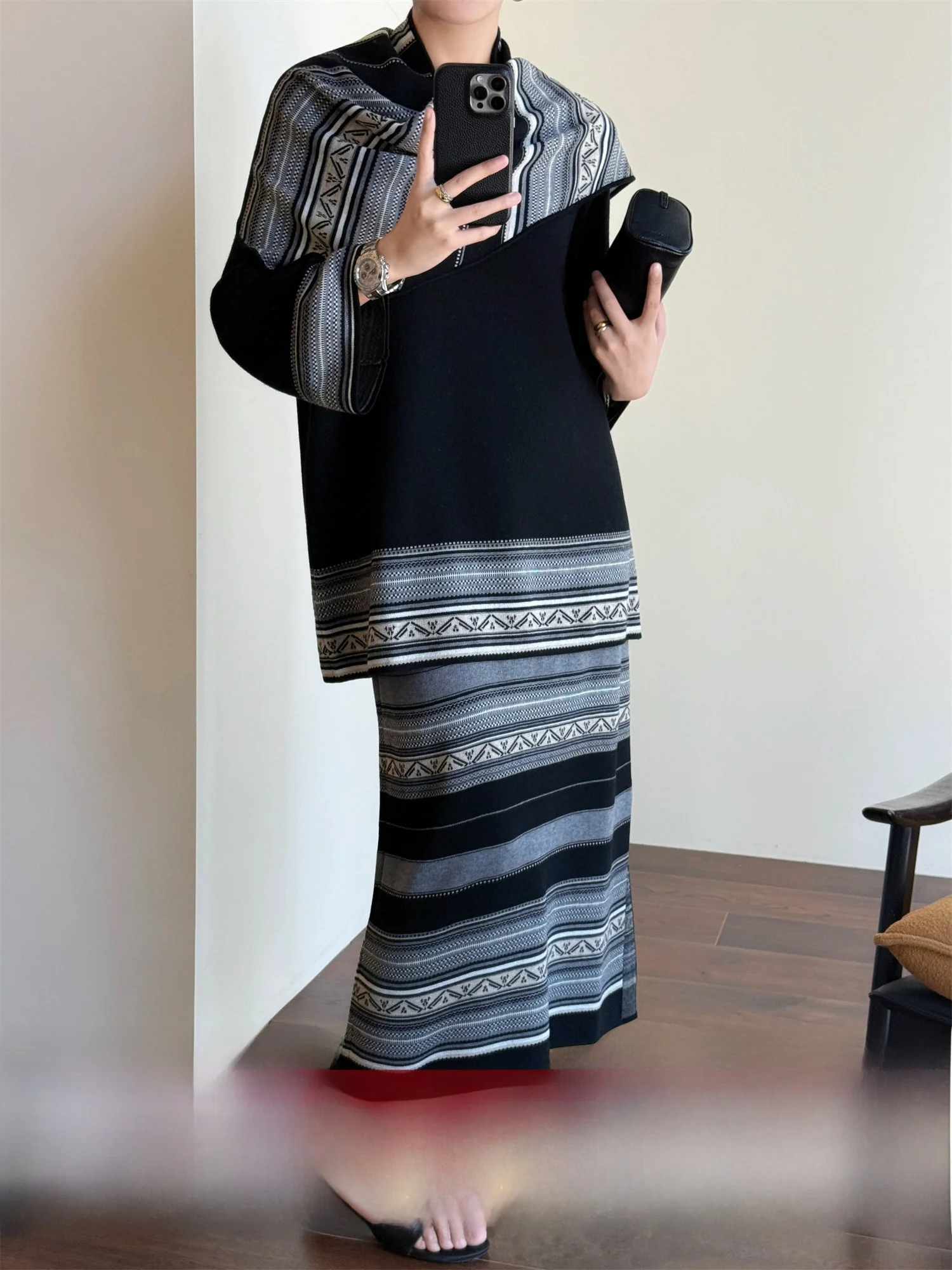 Набор из трех предметов WANGER Little Stutterer! Южнофранцузский комплект: шерстяная вязаная юбка и платок с вышивкой и полосками
Набор из трех предметов WANGER Little Stutterer! Южнофранцузский комплект: шерстяная вязаная юбка и платок с вышивкой и полосками