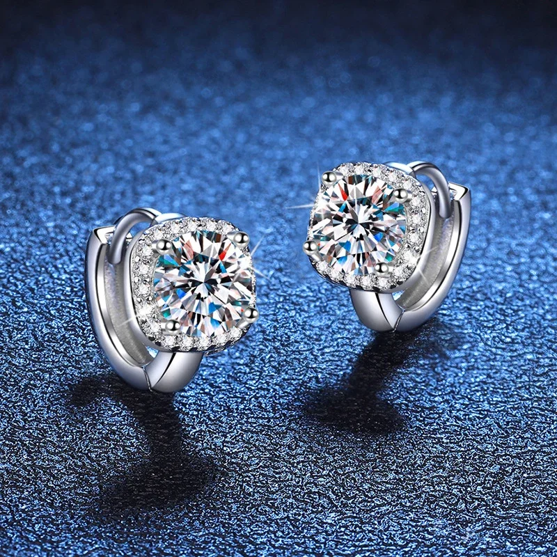NeeTim 1ct Moissanite Earrings for Women Wedding Jewelry S925 sterling silver with 18k yellow gold plated hoop earrings
NeeTim 1ct Moissanite Earrings for Women Wedding Jewelry S925 sterling silver with 18k yellow gold plated hoop earrings