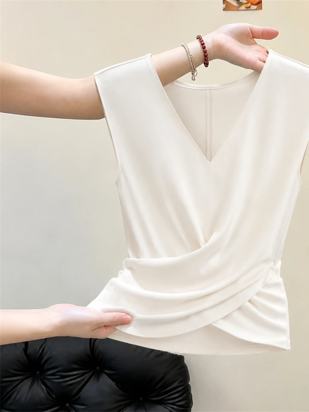 Commute Ready V-Neck Cross Backless Tank Top Women's Style Simple Chic Silk Upperwear Korean Fashion Straight Cut Summer 2026
Commute Ready V-Neck Cross Backless Tank Top Women's Style Simple Chic Silk Upperwear Korean Fashion Straight Cut Summer 2026