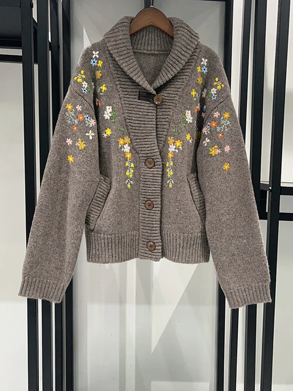 Fashionable Embroidered Loose Fit Ladies Sweater with Single Button Front And Green Collar in Garden Style
Fashionable Embroidered Loose Fit Ladies Sweater with Single Button Front And Green Collar in Garden Style