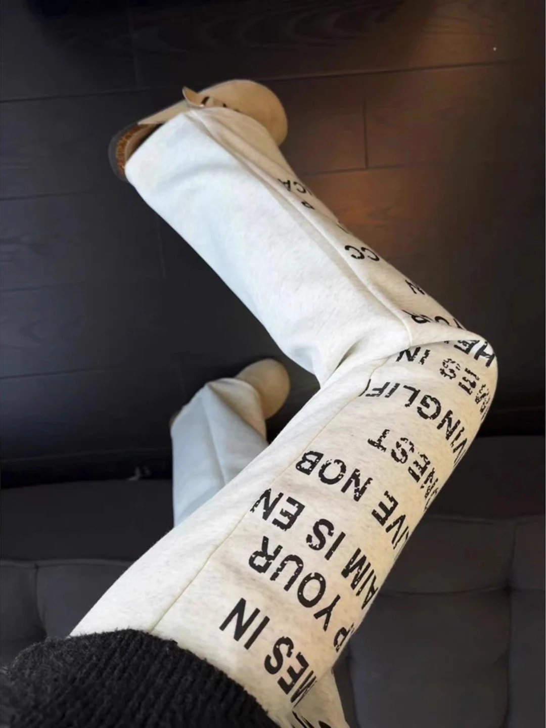 Мужские зауженные спортивные брюки с флисовой подкладкой, принтом и цветочным узором, осенне-зимние, в американском стиле, с расклешенными штанинами
Мужские зауженные спортивные брюки с флисовой подкладкой, принтом и цветочным узором, осенне-зимние, в американском стиле, с расклешенными штанинами