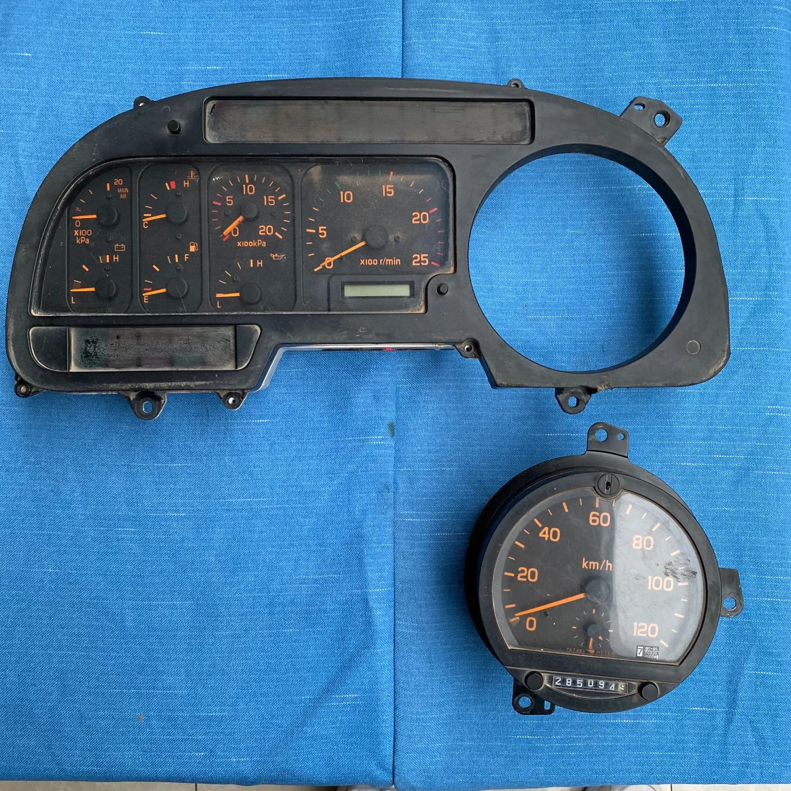 FIT FOR ISUZU GIGA TRUCK DASHBOARD 1-83120-856-0 62512-7110
FIT FOR ISUZU GIGA TRUCK DASHBOARD 1-83120-856-0 62512-7110