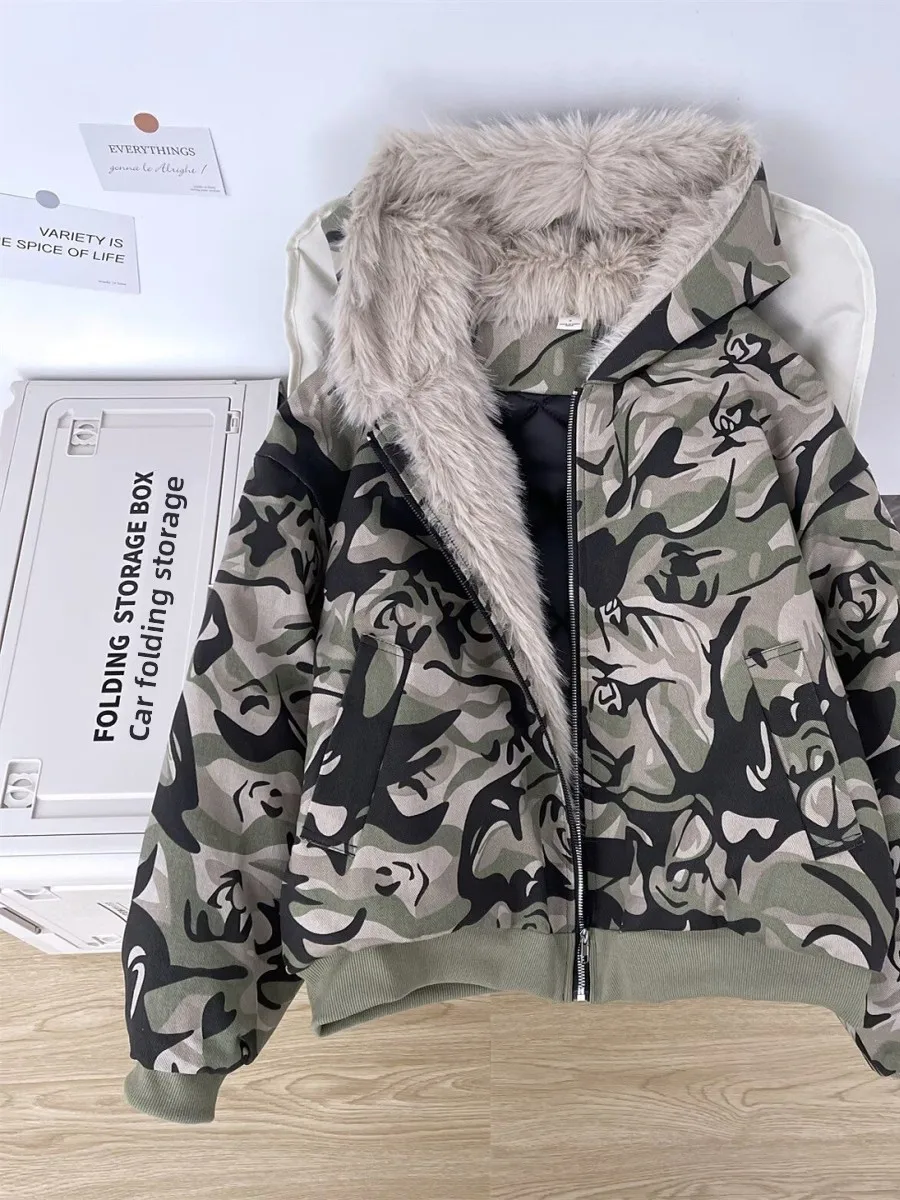 Новая зимняя утепленная хлопковая куртка для мужчин: теплая, повседневная, в стиле хип-хоп, с капюшоном, приталенная, из полиэфирного волокна, с длинными рукавами, на молнии.
Новая зимняя утепленная хлопковая куртка для мужчин: теплая, повседневная, в стиле хип-хоп, с капюшоном, приталенная, из полиэфирного волокна, с длинными рукавами, на молнии.