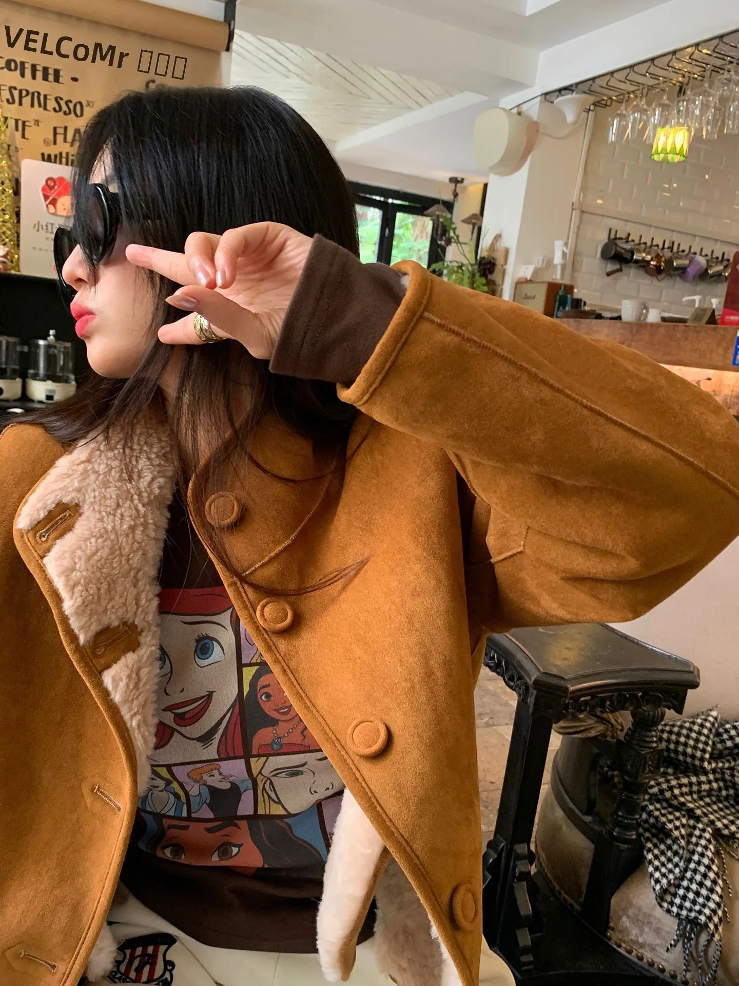 Женское замшевое пальто из искусственной кожи с шерстью, теплое, пушистое, на пуговицах, с длинными рукавами, маленький размер, зимнее, повседневное
Женское замшевое пальто из искусственной кожи с шерстью, теплое, пушистое, на пуговицах, с длинными рукавами, маленький размер, зимнее, повседневное