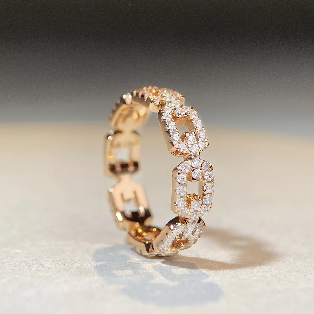 PT950 platinum pig-nose ring in rose gold color, with a chain-shaped ring set on top and multiple rings stacked together a row.
PT950 platinum pig-nose ring in rose gold color, with a chain-shaped ring set on top and multiple rings stacked together a row.