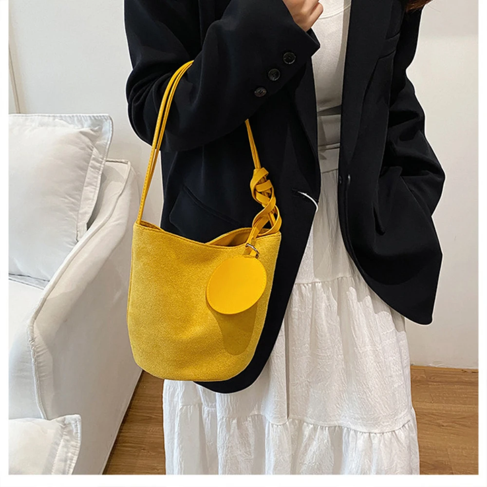 Retro Exquisite Premium Texture Suede Shoulder Bag Stylish Large Capacity Women's Handheld Bag Commuting Versatile Armpit Bag
Retro Exquisite Premium Texture Suede Shoulder Bag Stylish Large Capacity Women's Handheld Bag Commuting Versatile Armpit Bag