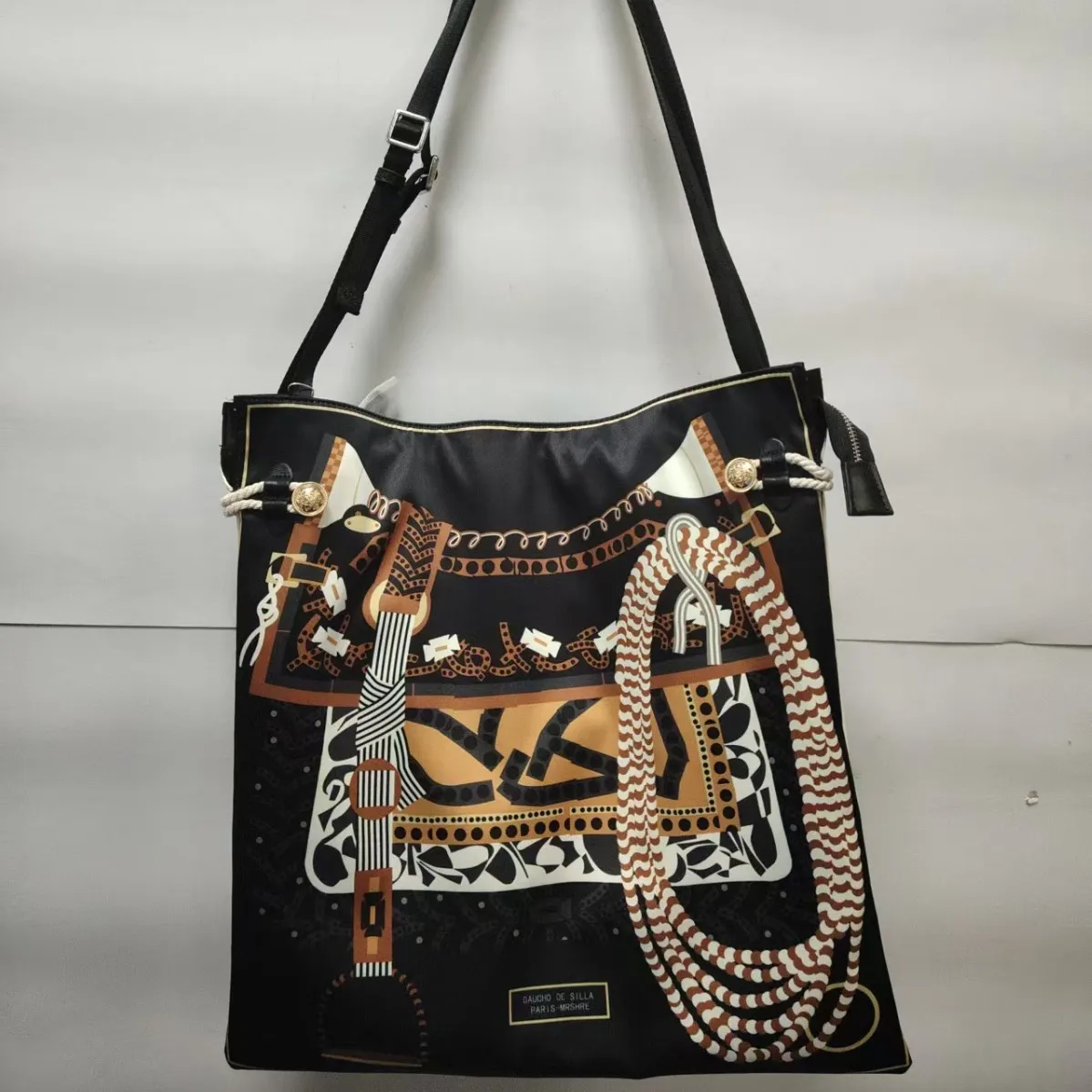 Classic saddle double-sided printed light luxury retro silk scarf bag, 2025 summer new exquisite women's bag, commuting tote bag
Classic saddle double-sided printed light luxury retro silk scarf bag, 2025 summer new exquisite women's bag, commuting tote bag
