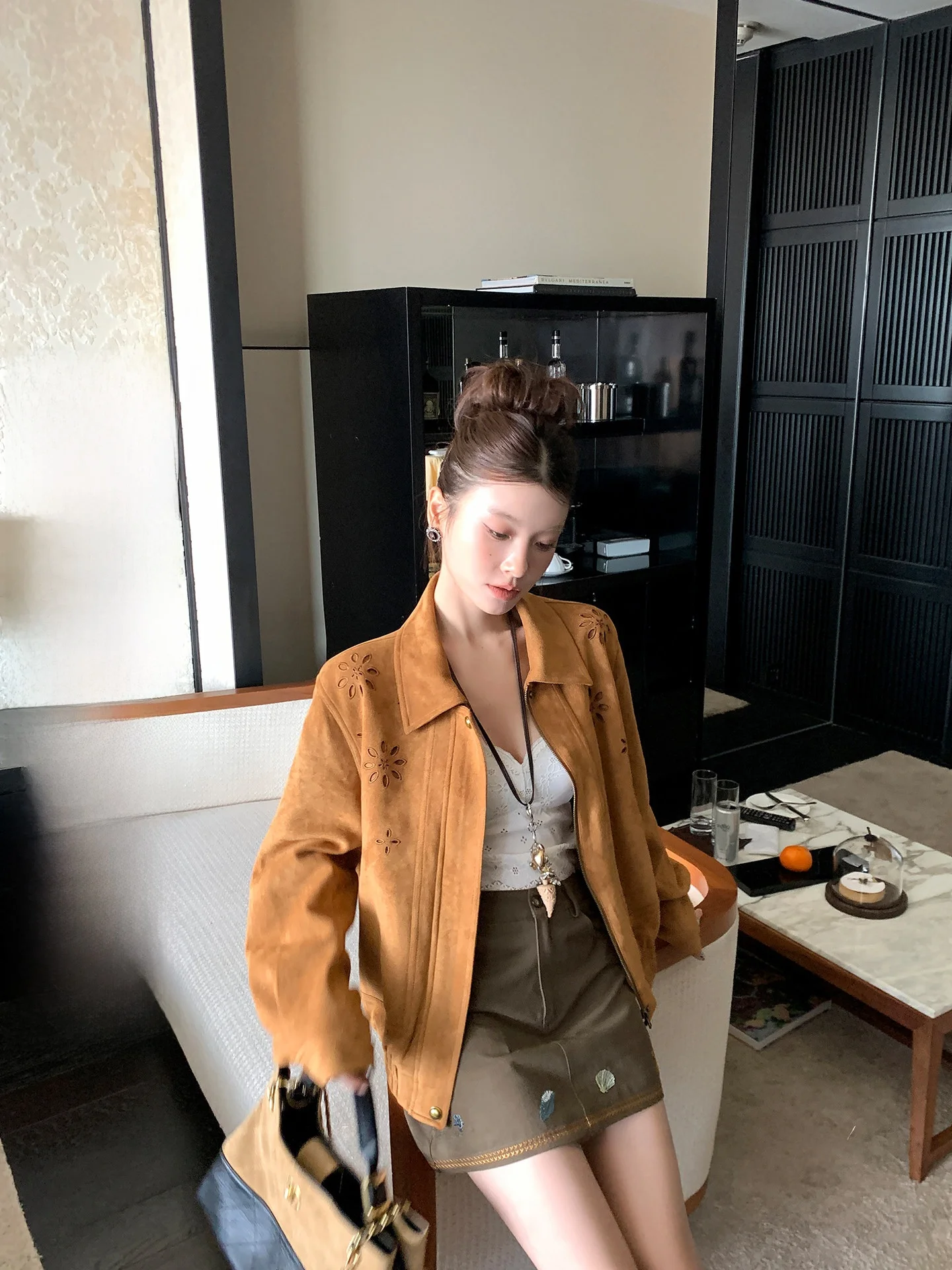 LIONE Карамельное бархатное замшевое пальто с тяжелой вышивкой, свободное женское повседневное пальто, осенняя новая модная верхняя одежда желтого кофейного цвета
LIONE Карамельное бархатное замшевое пальто с тяжелой вышивкой, свободное женское повседневное пальто, осенняя новая модная верхняя одежда желтого кофейного цвета