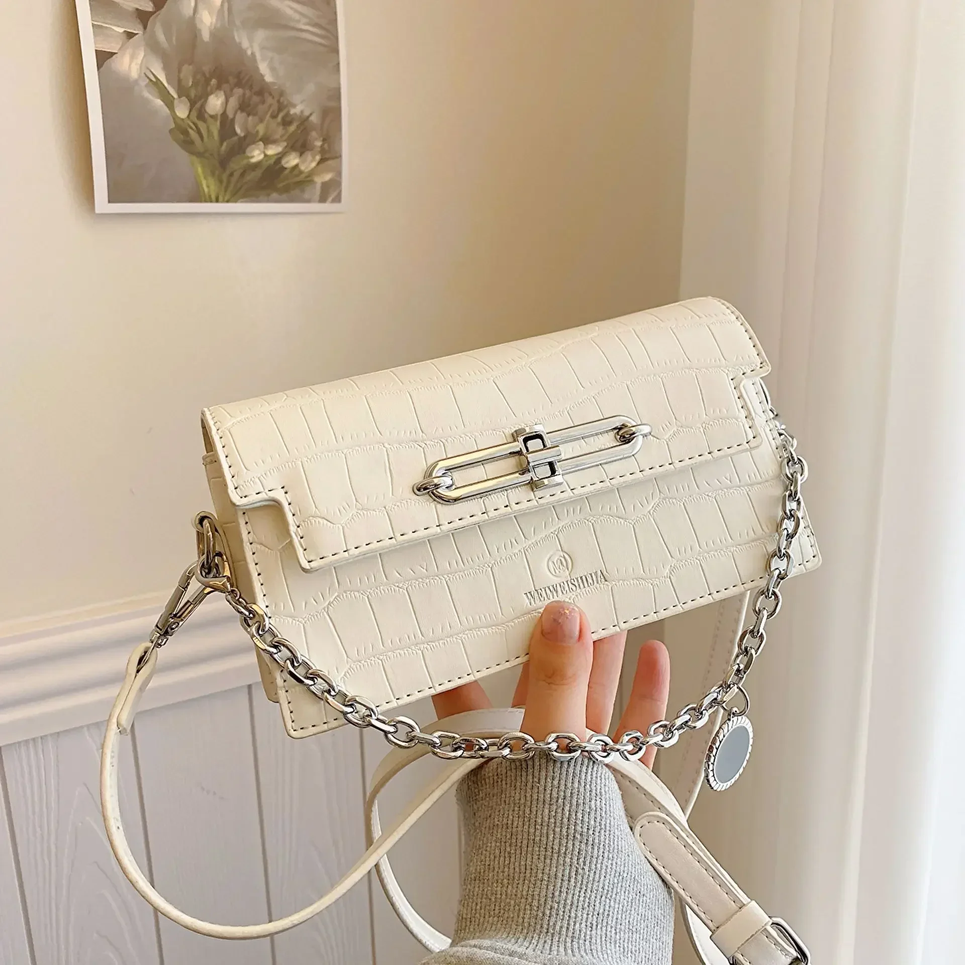 2025 New Women's Small Square Chain-Handled Bag - Lock Buckle Design | Adjustable Shoulder/Crossbody | Delicate Versatile
2025 New Women's Small Square Chain-Handled Bag - Lock Buckle Design | Adjustable Shoulder/Crossbody | Delicate Versatile