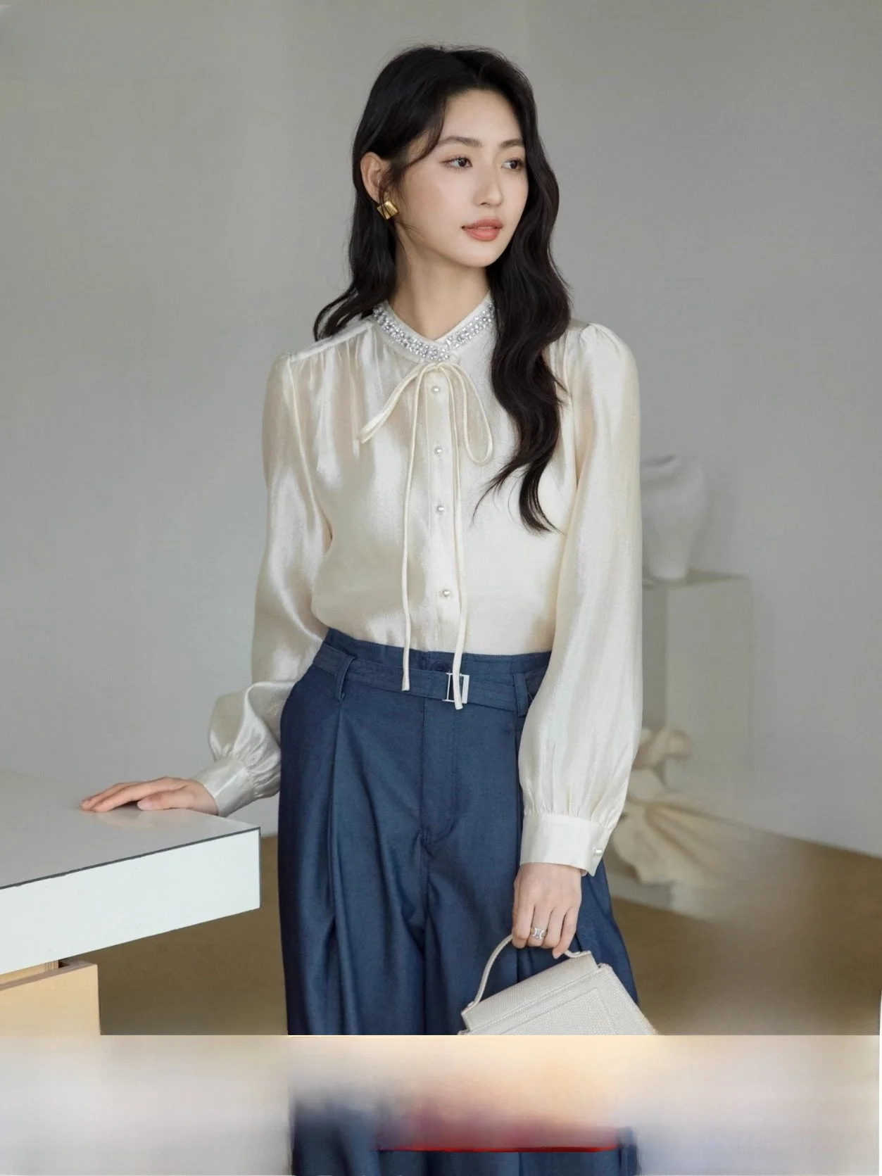 Женская рубашка в стиле ретро, осенняя, с обильной отделкой пайетками, свободного кроя, на пуговицах, длинная, дышащая, из полиэстера
Женская рубашка в стиле ретро, осенняя, с обильной отделкой пайетками, свободного кроя, на пуговицах, длинная, дышащая, из полиэстера