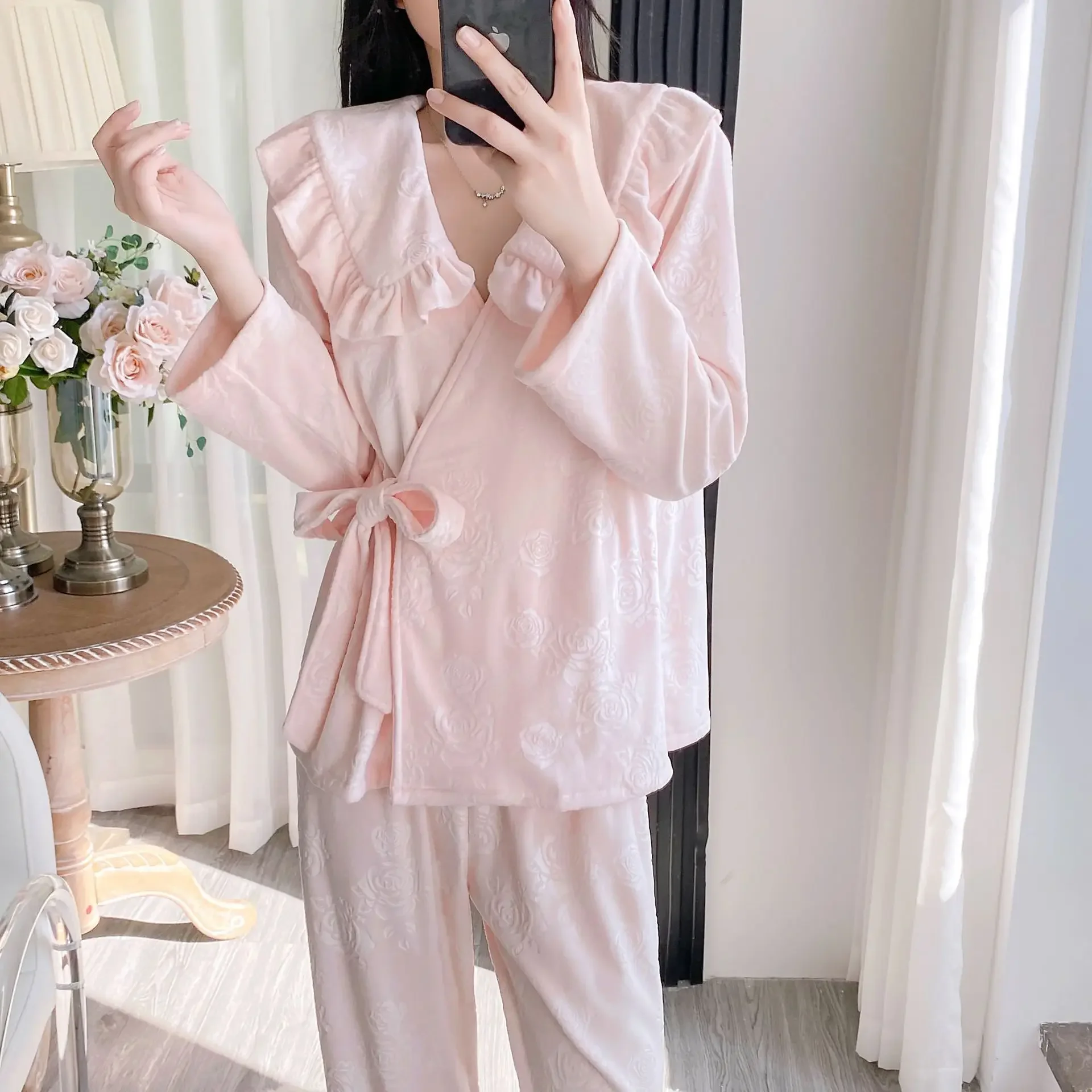 Новый бархатный женский пижамный комплект, одежда для сна, милая французская домашняя одежда, верхняя одежда, осенне-зимний кружевной фланелевой брючный костюм, одежда для дома
Новый бархатный женский пижамный комплект, одежда для сна, милая французская домашняя одежда, верхняя одежда, осенне-зимний кружевной фланелевой брючный костюм, одежда для дома