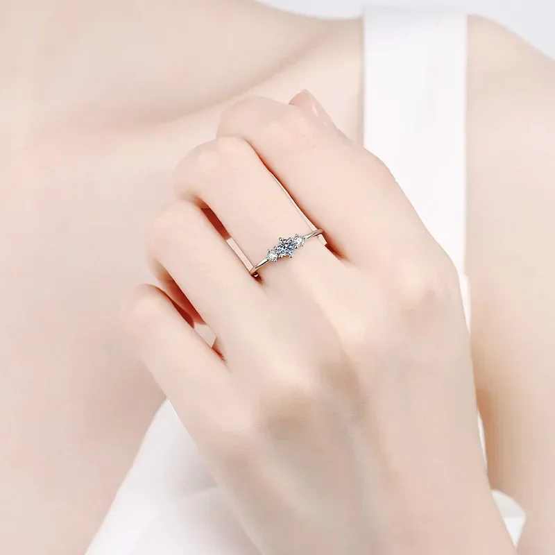Luxury PT950 Platinum VVS1 DColor Round Sparkling Diamond Female Ring Cool Style 0.26CT Moissanite Wedding Accessories for Women
Luxury PT950 Platinum VVS1 DColor Round Sparkling Diamond Female Ring Cool Style 0.26CT Moissanite Wedding Accessories for Women