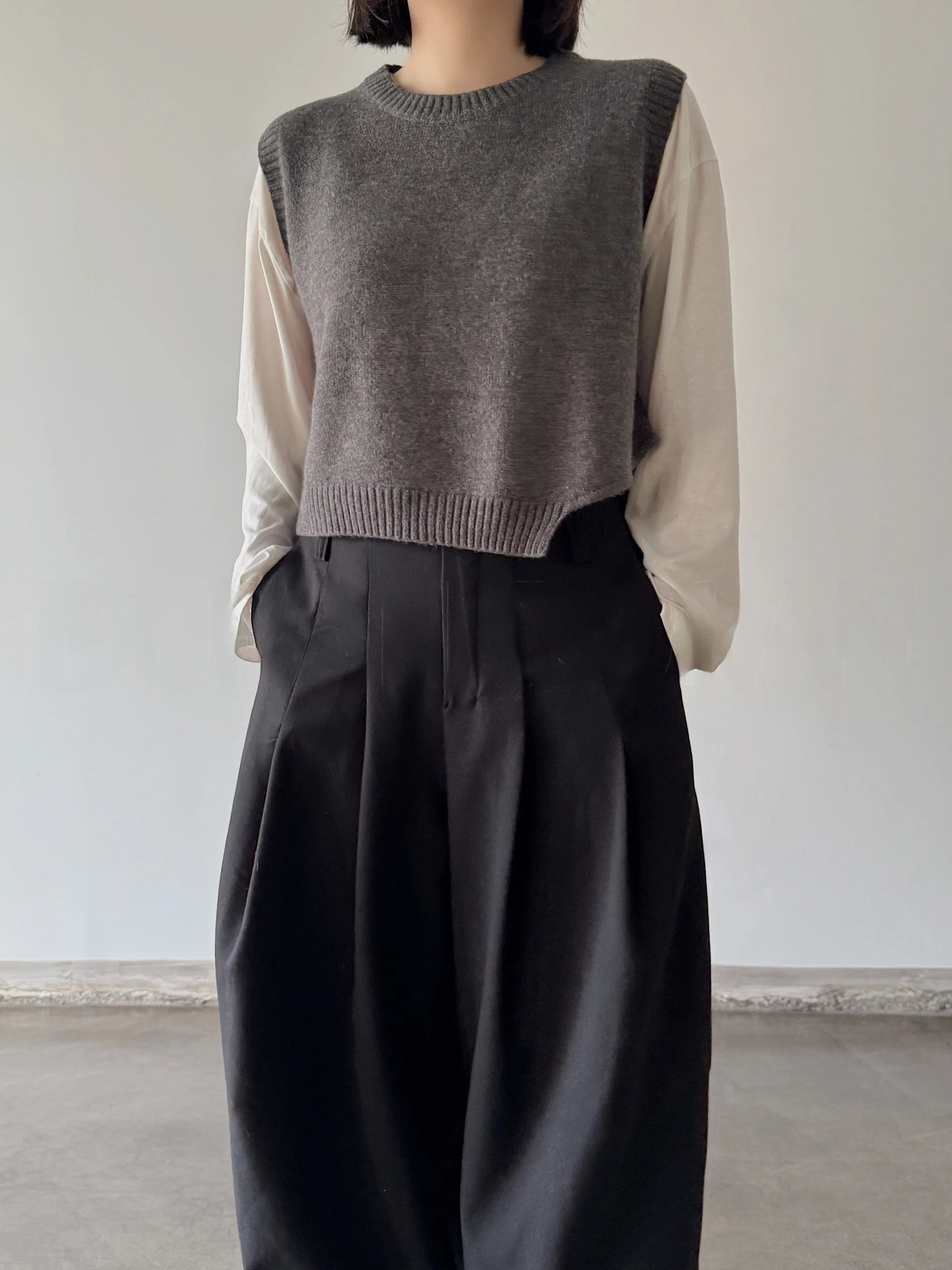 Korean Sle Asymmetric Hem ey Knitted Vest round Ne Layering Faionable Women's ort Length Loose Fit No Button
Korean Sle Asymmetric Hem ey Knitted Vest round Ne Layering Faionable Women's ort Length Loose Fit No Button