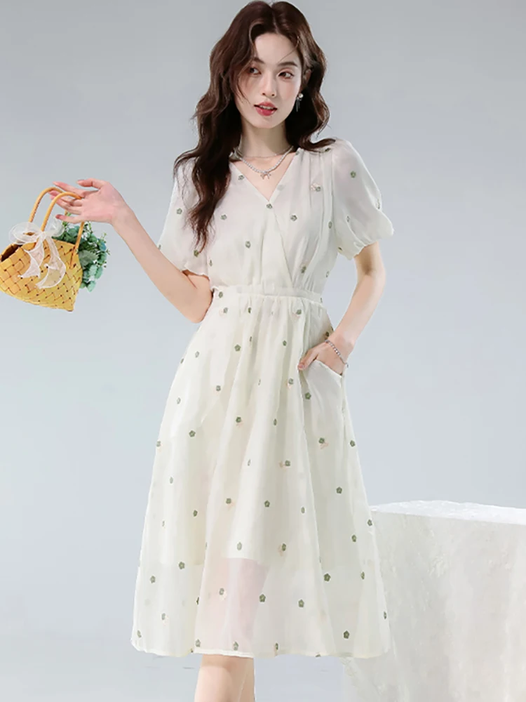 2025 White Mesh Chic Embroidery Floral Midi Dress Summer Puff Sleeve V-Neck Casual Holiday Dress Women Elegant Bodycon Vestidos
2025 White Mesh Chic Embroidery Floral Midi Dress Summer Puff Sleeve V-Neck Casual Holiday Dress Women Elegant Bodycon Vestidos