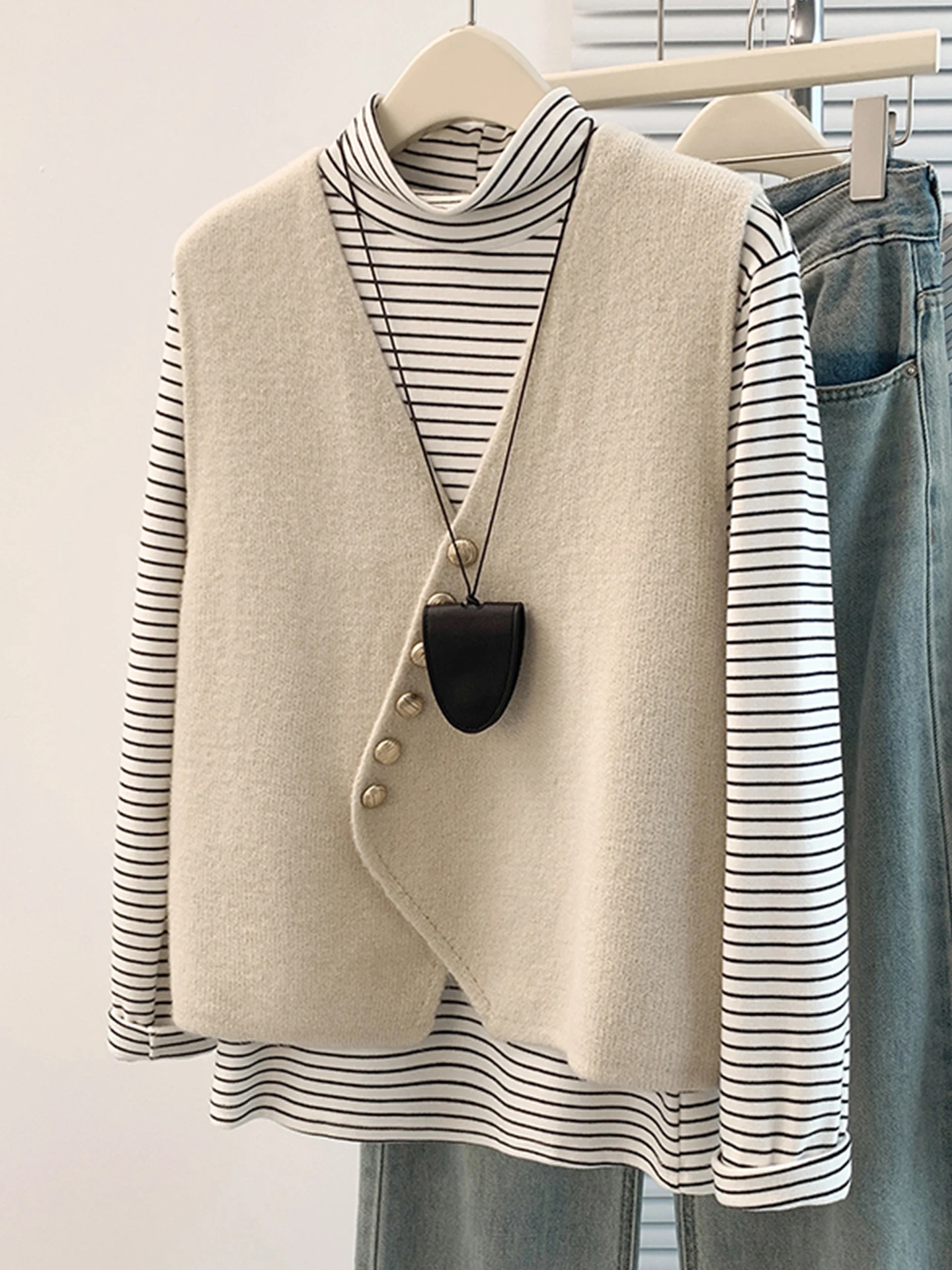 Женский вязаный жилет Ele V-Ne с подплечниками, осенне-зимний, больших размеров, дизайнерский, для многослойных образов
Женский вязаный жилет Ele V-Ne с подплечниками, осенне-зимний, больших размеров, дизайнерский, для многослойных образов