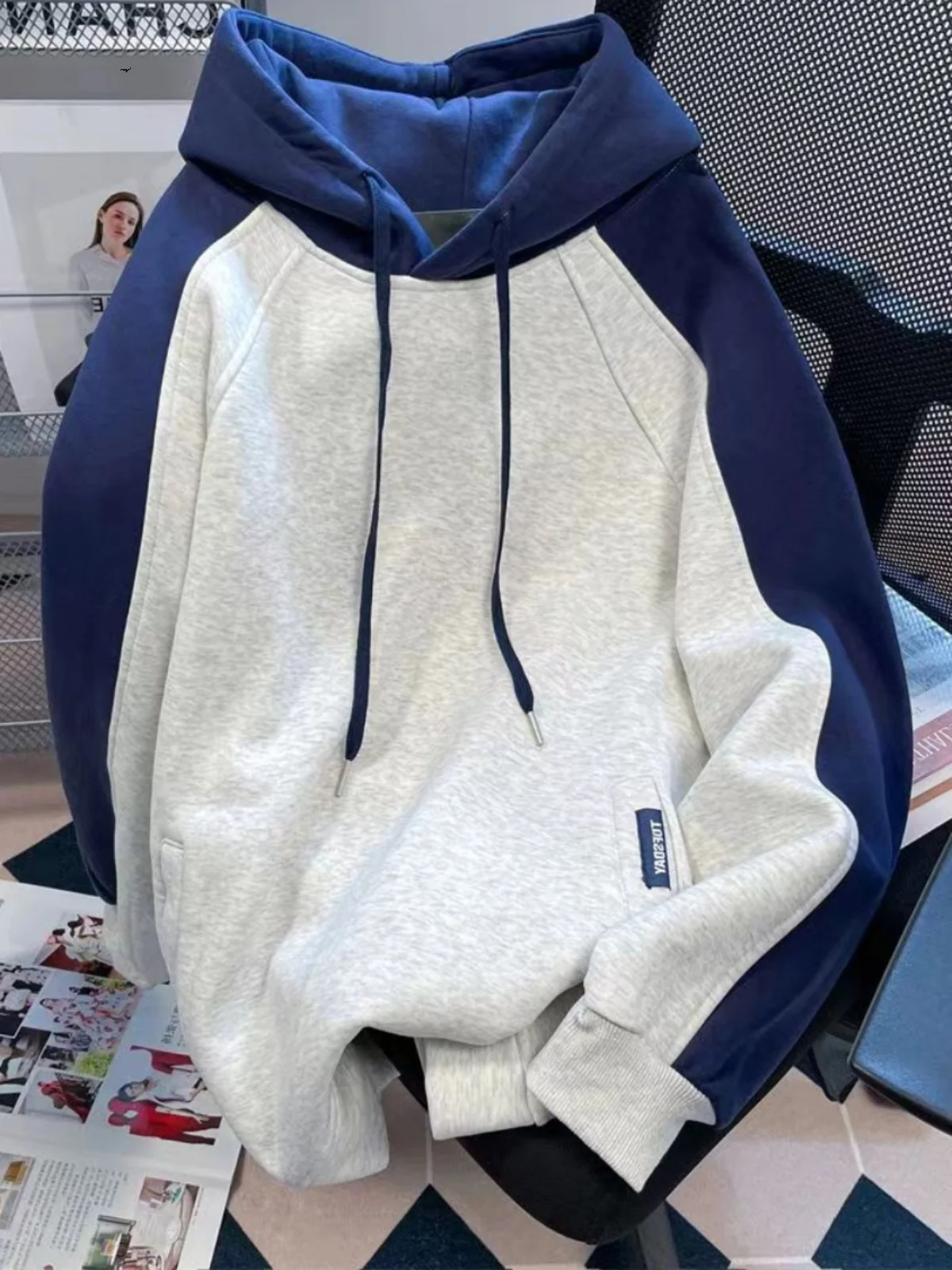 Осенняя мужская толстовка большого размера в американском ретро-стиле, спортивная, повседневная, с капюшоном, с вставками на плечах, модная верхняя одежда
Осенняя мужская толстовка большого размера в американском ретро-стиле, спортивная, повседневная, с капюшоном, с вставками на плечах, модная верхняя одежда