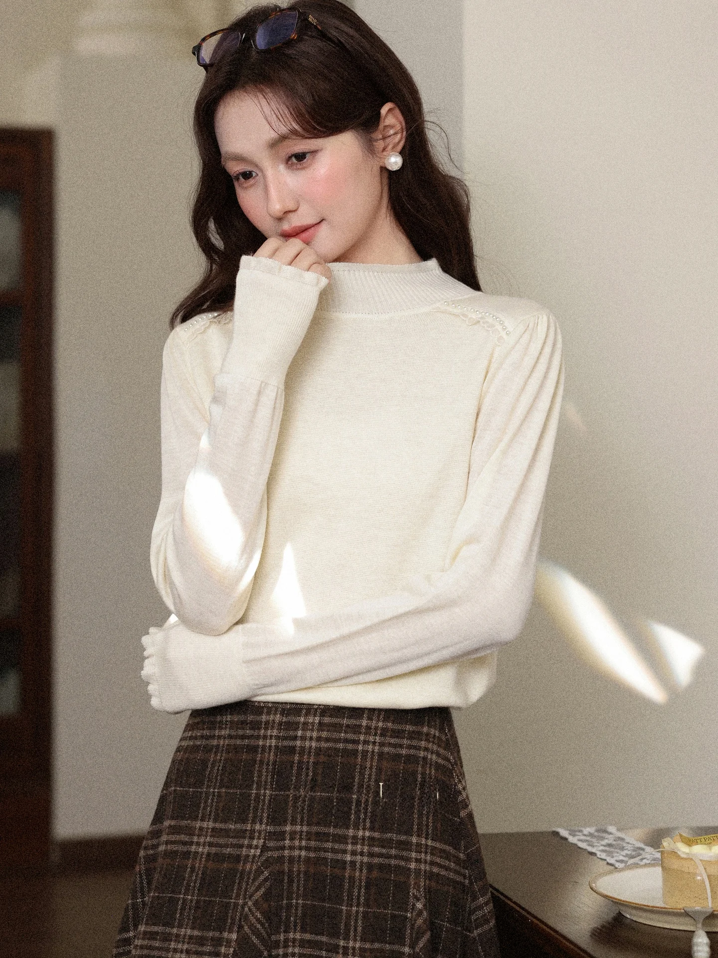 Осенне-зимний женский вязаный свитер с высоким воротником, украшенный жемчугом, светло-коричневый, тонкий, облегающий, для ношения под одеждой
Осенне-зимний женский вязаный свитер с высоким воротником, украшенный жемчугом, светло-коричневый, тонкий, облегающий, для ношения под одеждой