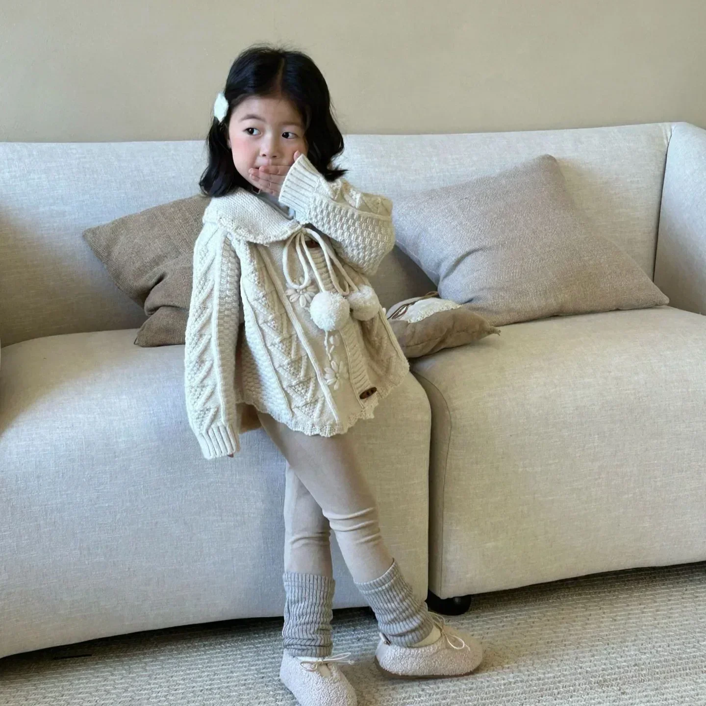 Осенняя новая детская одежда, корейский свитер с шариками для волос для девочек, свитер с цветочным крючком, плащ, жареное тесто, завитки, открытая строчка, мода 2024 г. 
Осенняя новая детская одежда, корейский свитер с шариками для волос для девочек, свитер с цветочным крючком, плащ, жареное тесто, завитки, открытая строчка, мода 2024 г.