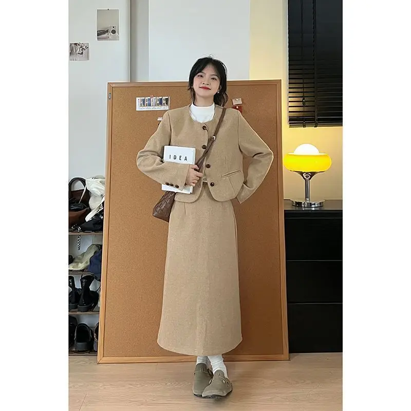 Women's French Retro Short Woolen Suit Skirt Sets Casual Solid Color Round Neck Loose Fitting Blazer Half Two-piece Set
Women's French Retro Short Woolen Suit Skirt Sets Casual Solid Color Round Neck Loose Fitting Blazer Half Two-piece Set