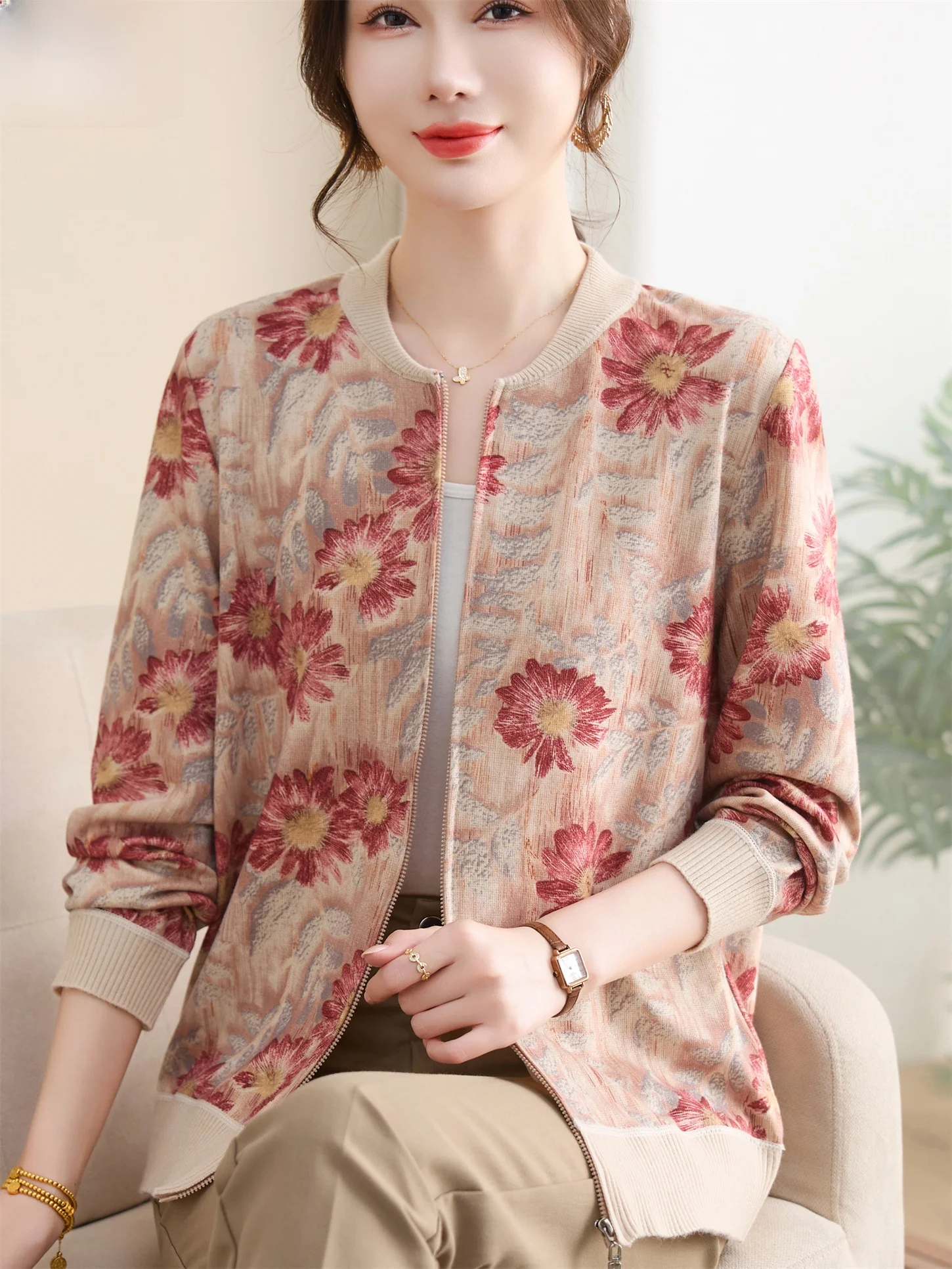 Свободная трикотажная шерстяная верхняя одежда Long Sve для женщин среднего возраста и ли, модная дышащая повседневная одежда на пуговицах
Свободная трикотажная шерстяная верхняя одежда Long Sve для женщин среднего возраста и ли, модная дышащая повседневная одежда на пуговицах