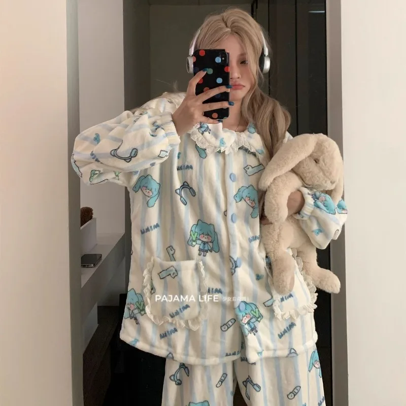 Женская пижама в стиле аниме Hatsune Miku, осенне-зимняя бархатная теплая коралловая бархатная милая мультяшная кукольная одежда с воротником, комплект домашней одежды
Женская пижама в стиле аниме Hatsune Miku, осенне-зимняя бархатная теплая коралловая бархатная милая мультяшная кукольная одежда с воротником, комплект домашней одежды