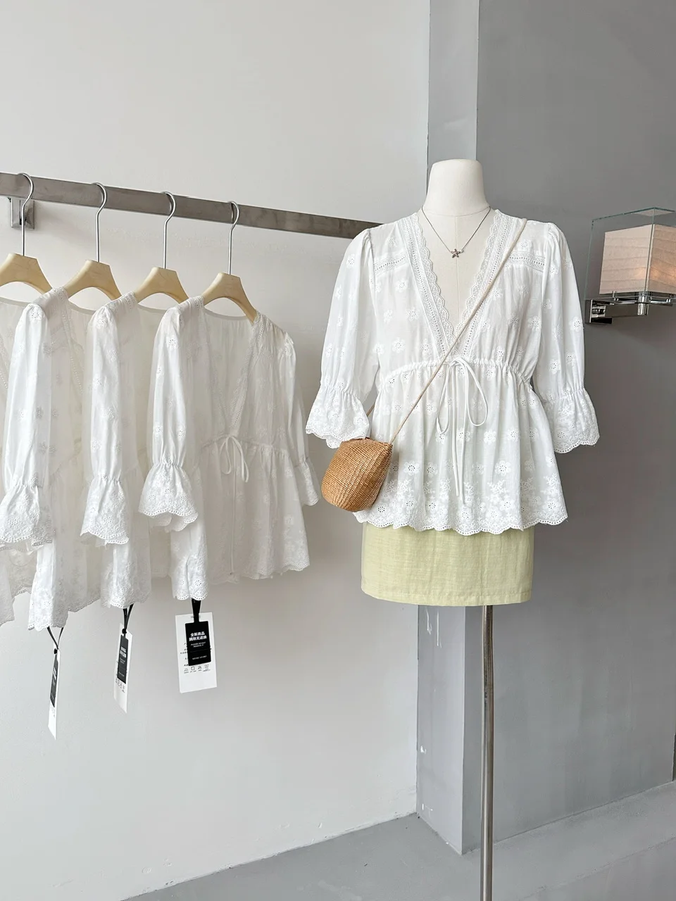 Women's Elegant Lace V Neck Half Sleeve White Blouse Top Lady Streetwear Solid Color Puff Sleeve Slim Waist Shirt Top
Women's Elegant Lace V Neck Half Sleeve White Blouse Top Lady Streetwear Solid Color Puff Sleeve Slim Waist Shirt Top